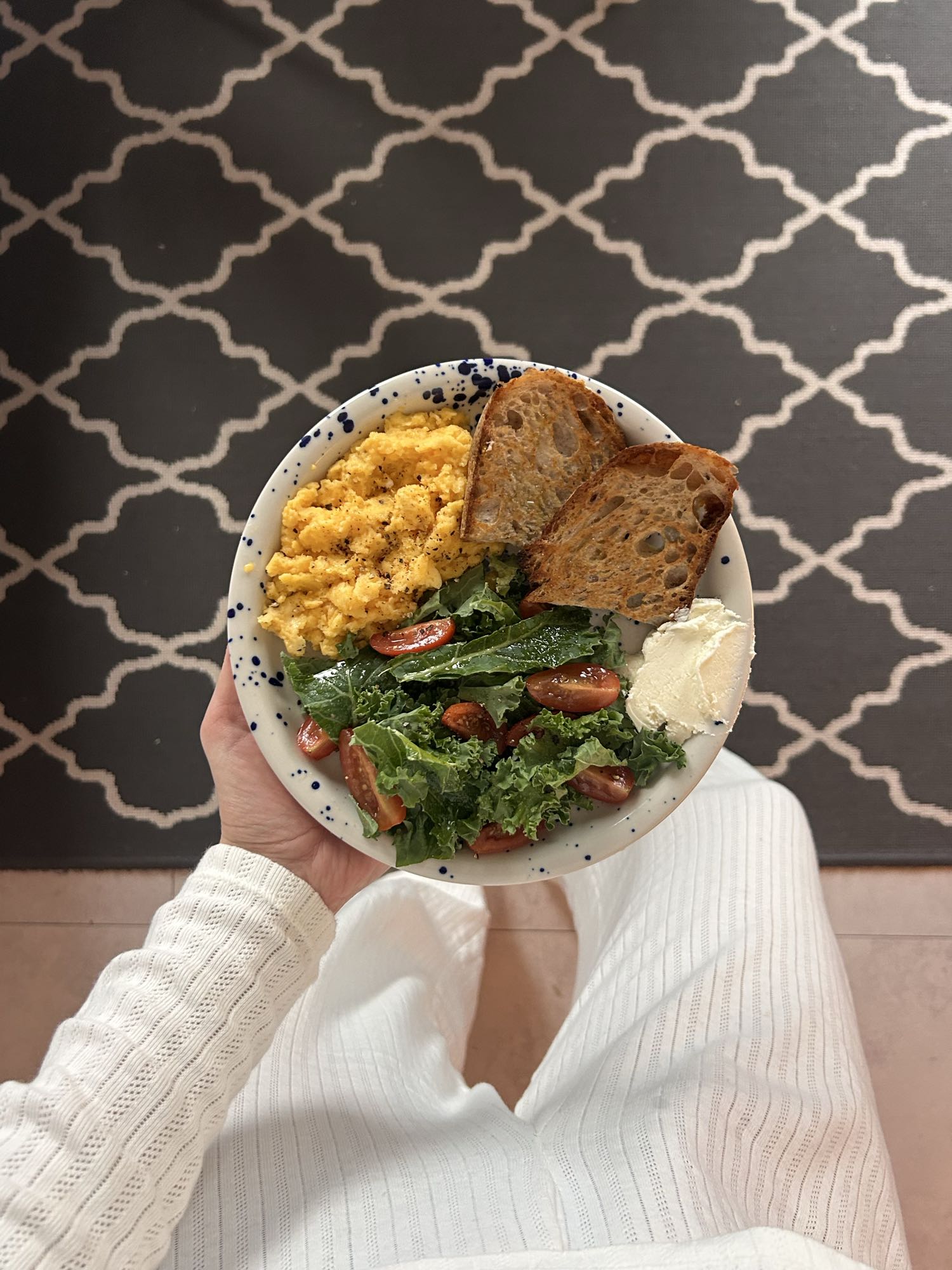 Jajecznica z grzankami i sałatką