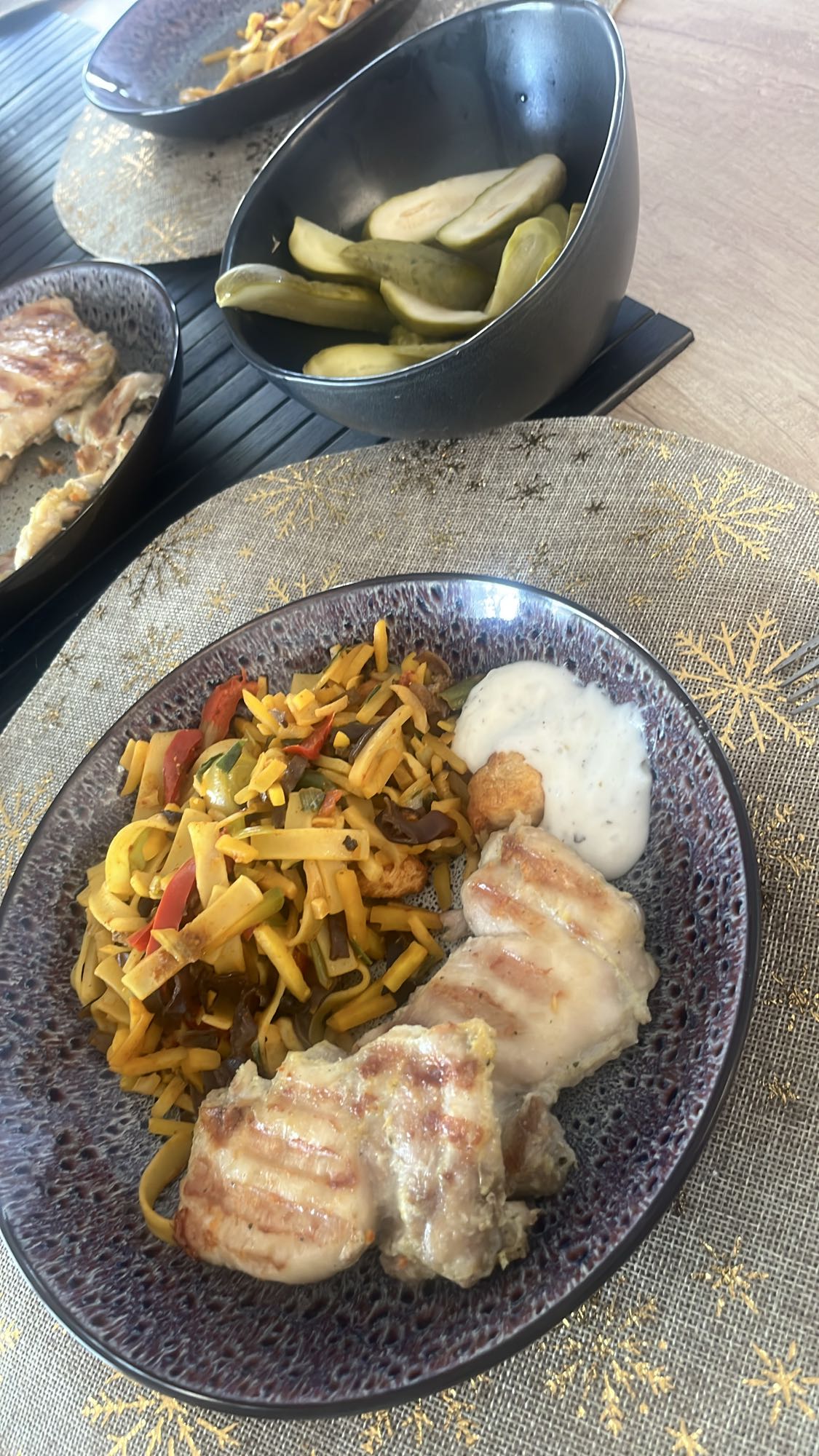 Pui cu legume și sos