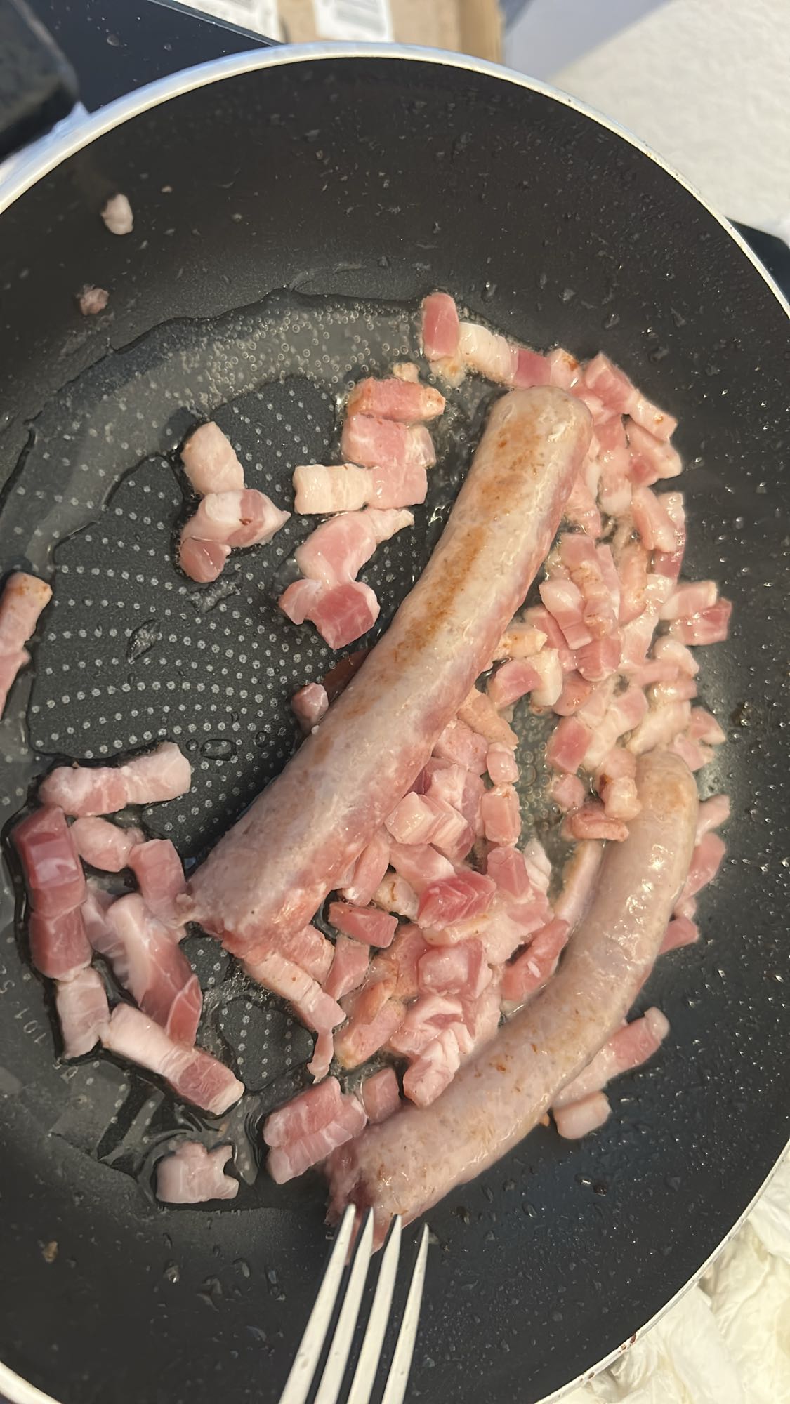 Saucisse et lardons poêlés