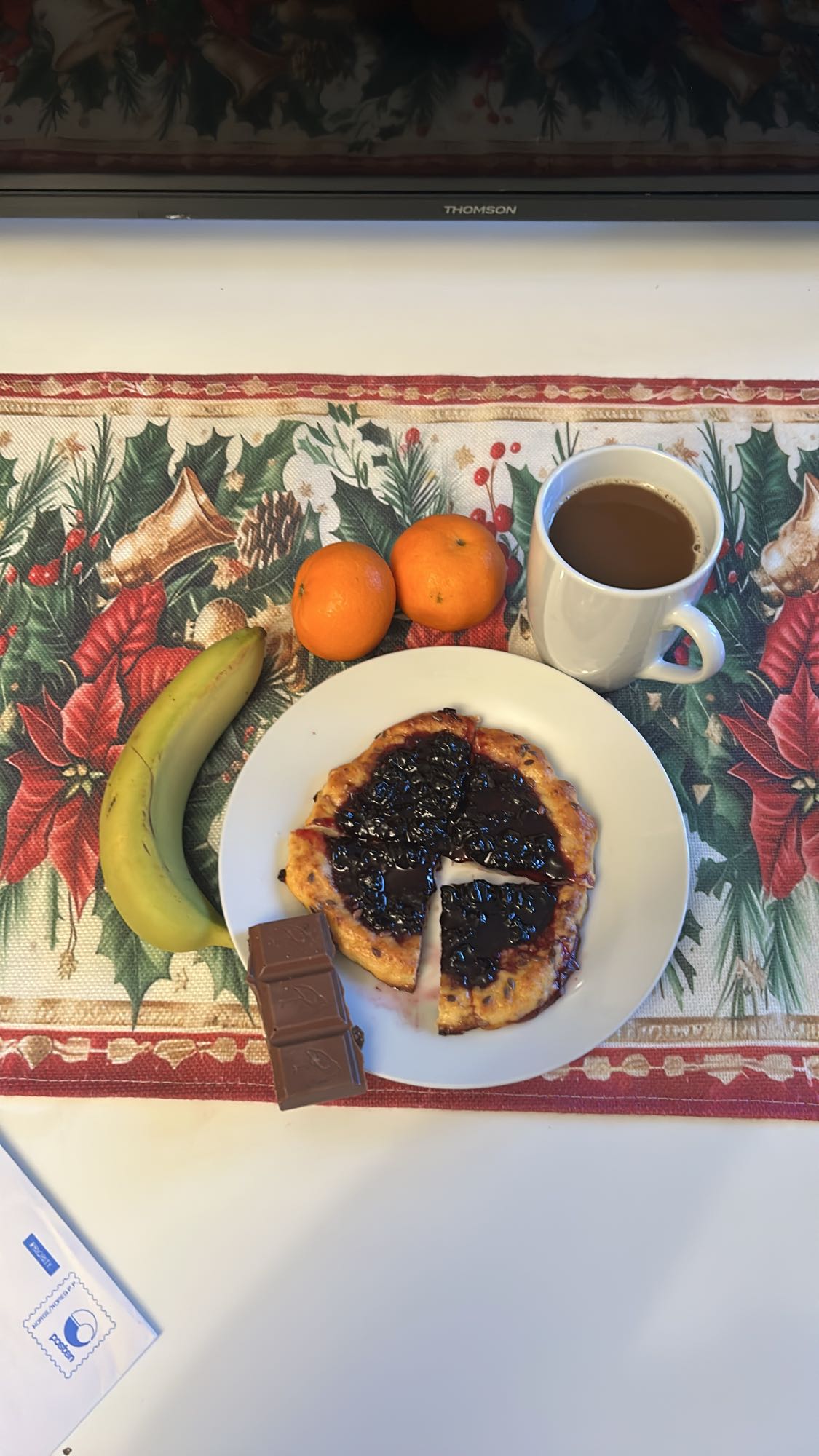 Фруктовый завтрак с выпечкой