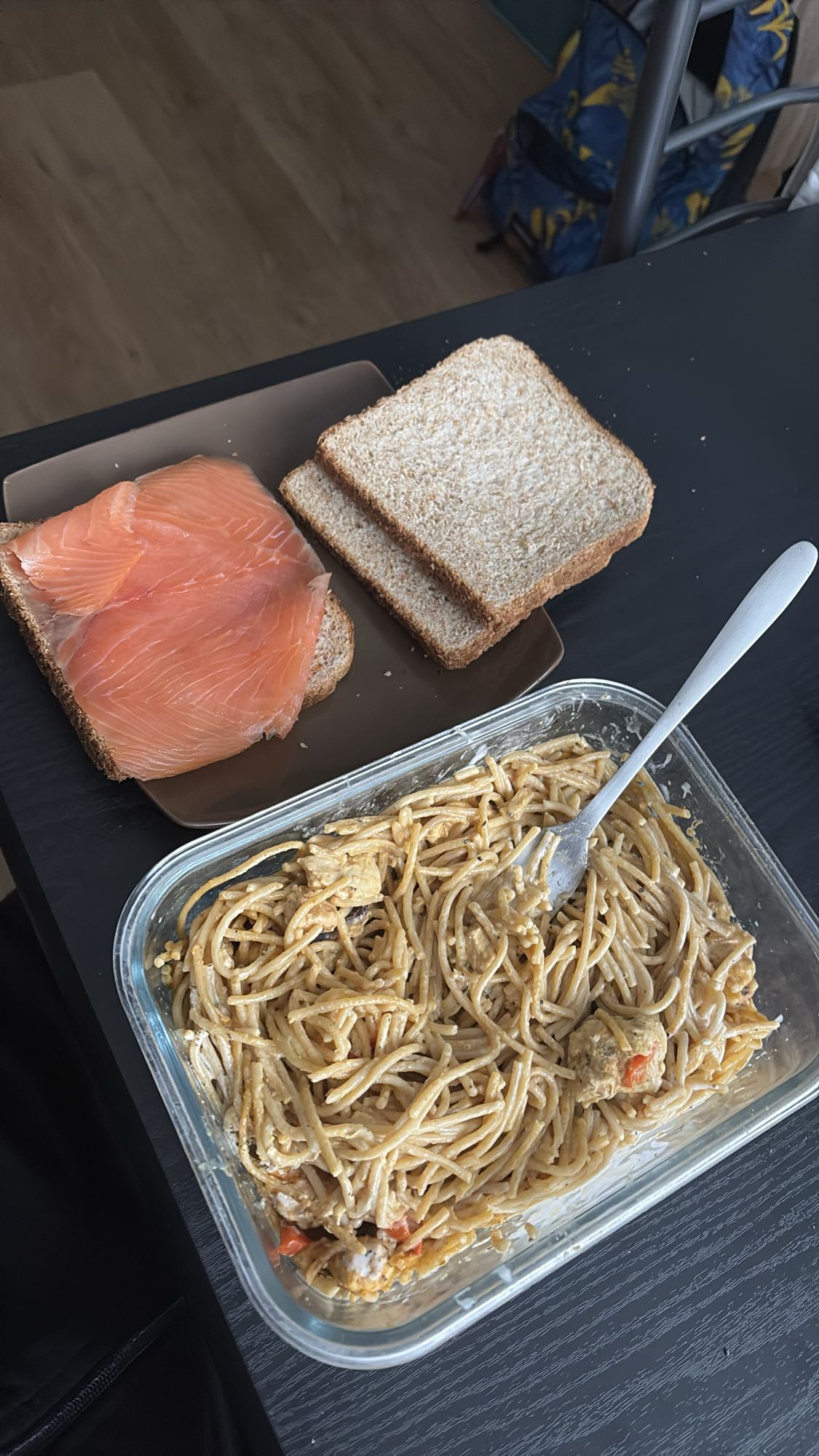 Pâtes et sandwich saumon