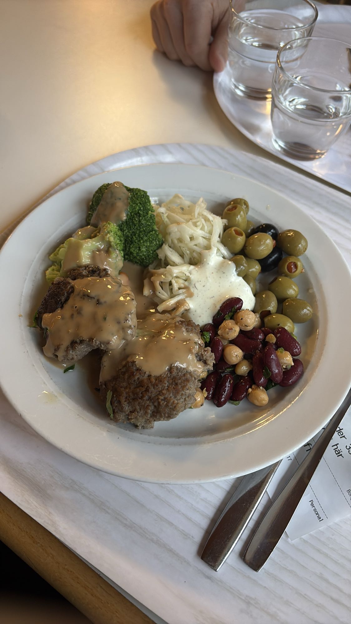 Köttbullar med sallad