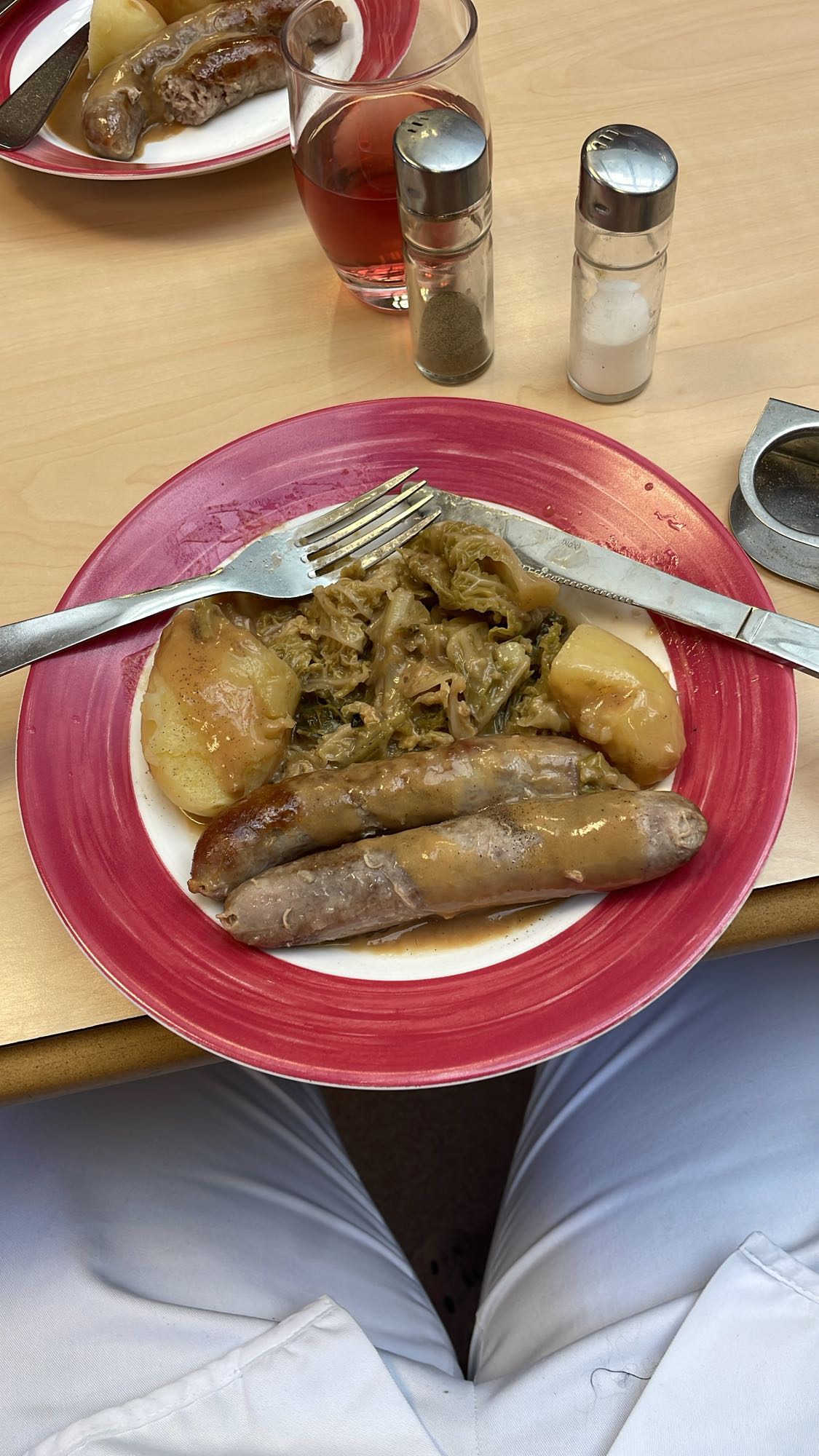 Saucisses, pommes, chou