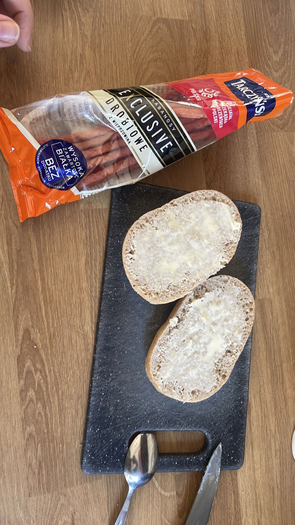 Bułka z masłem i kabanosem