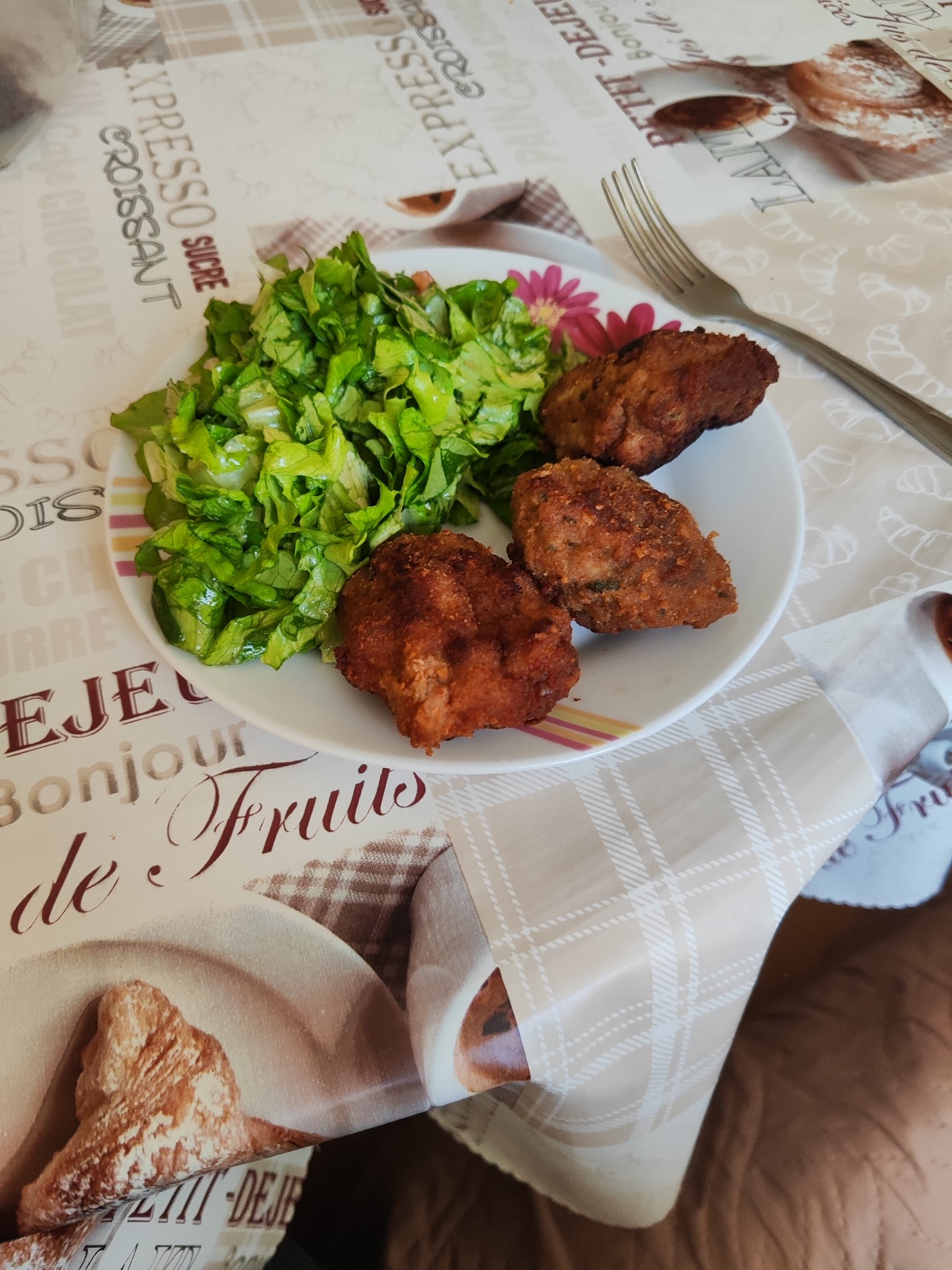 Fried meatballs with salad