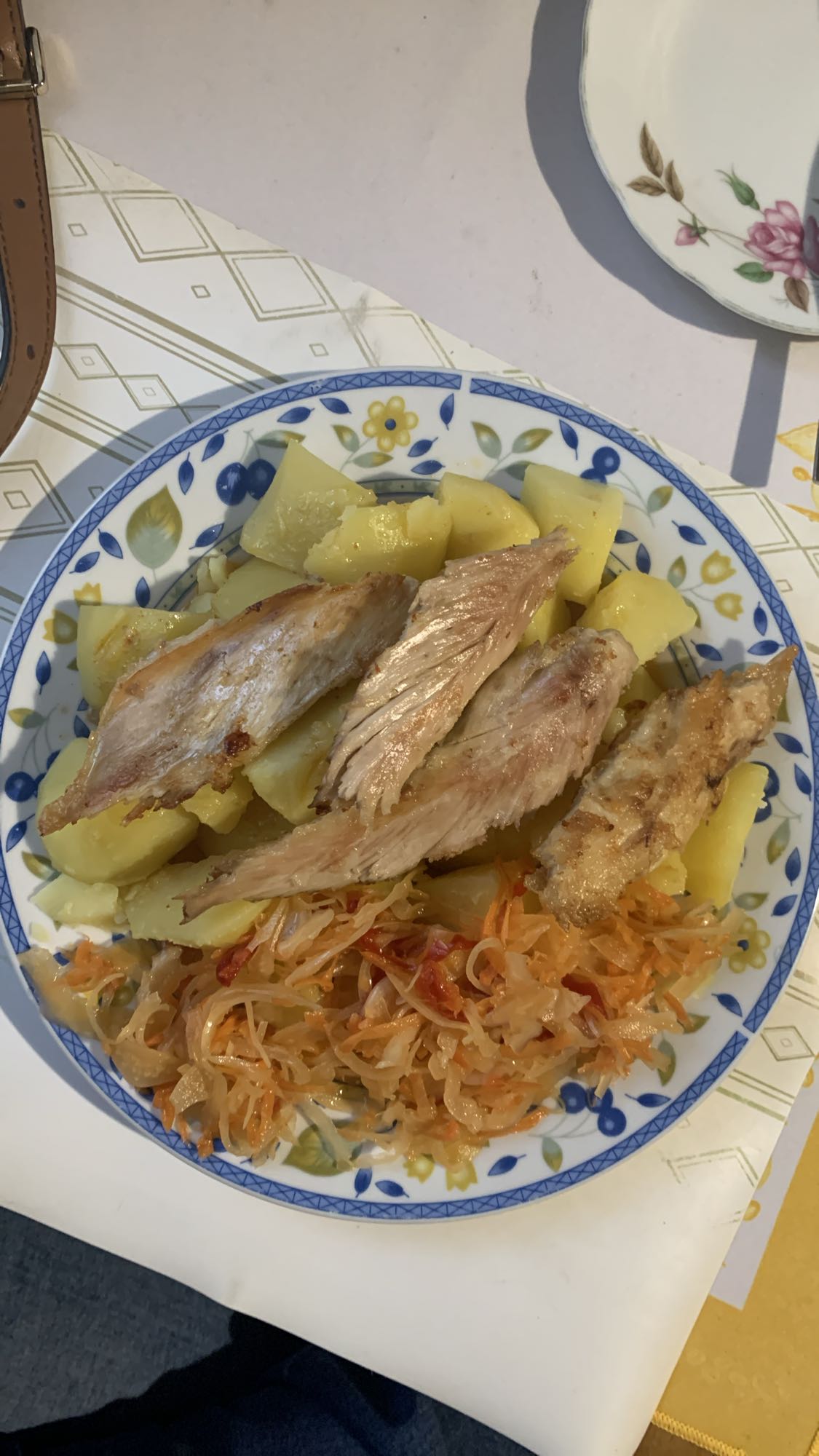 Ziemniaki z rybą i surówką