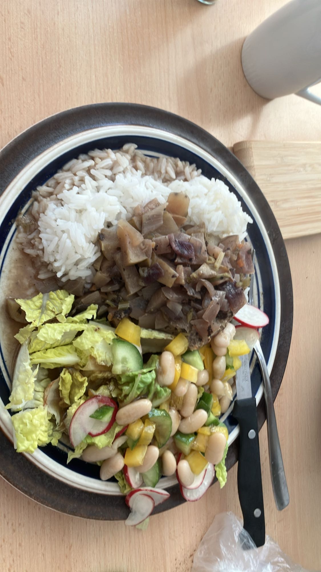 Arroz com carne de porco, salada e molho balsâmico