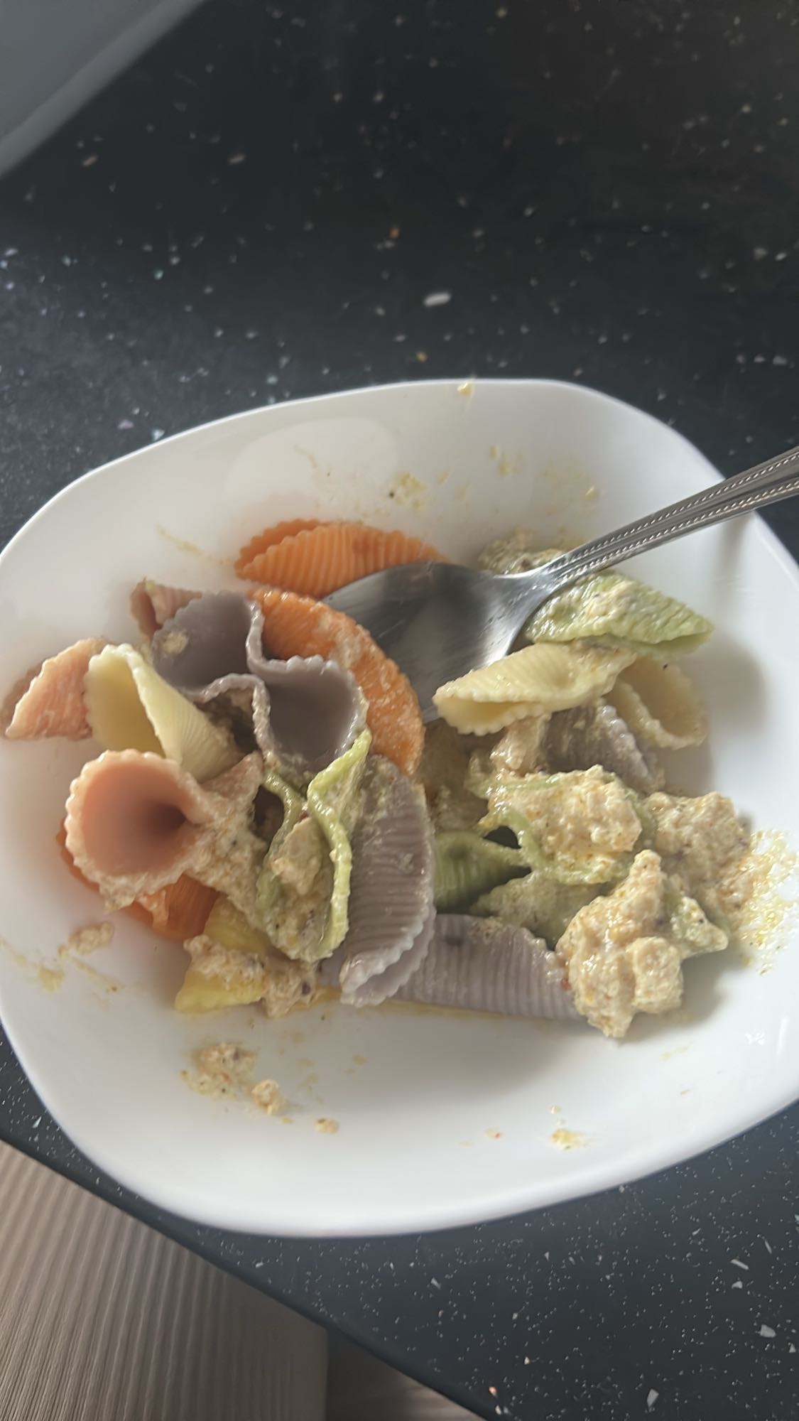 kolorowy makaron z twarogiem