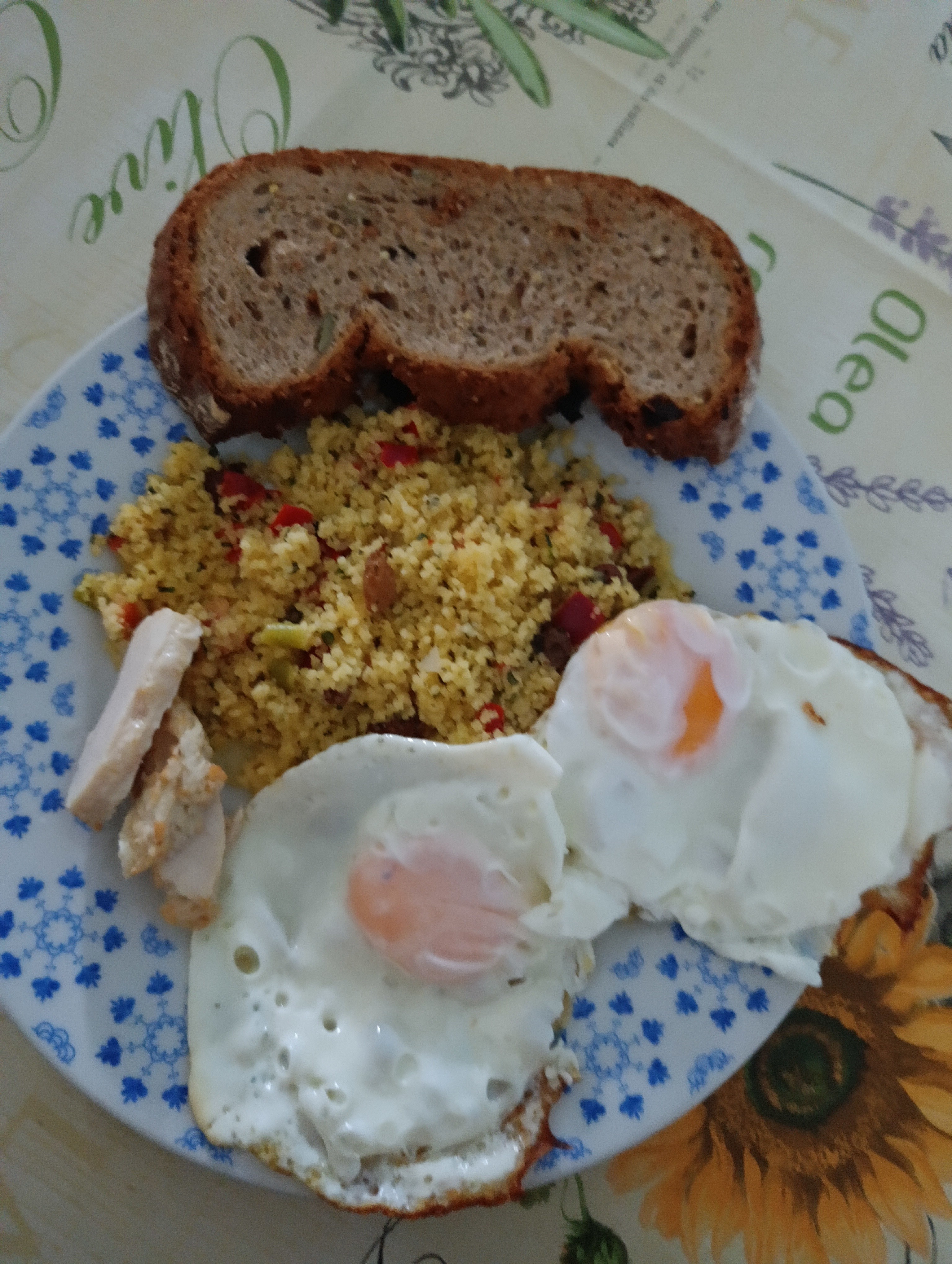 Huevos con cuscús y pan