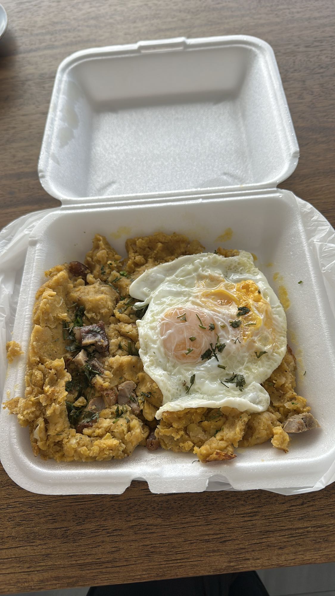 Mofongo con huevos fritos