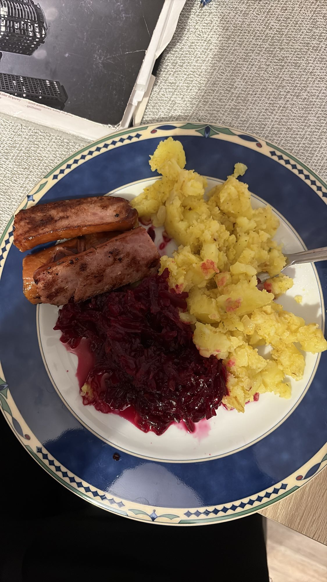 Kiełbasa z ziemniakami i buraczkami