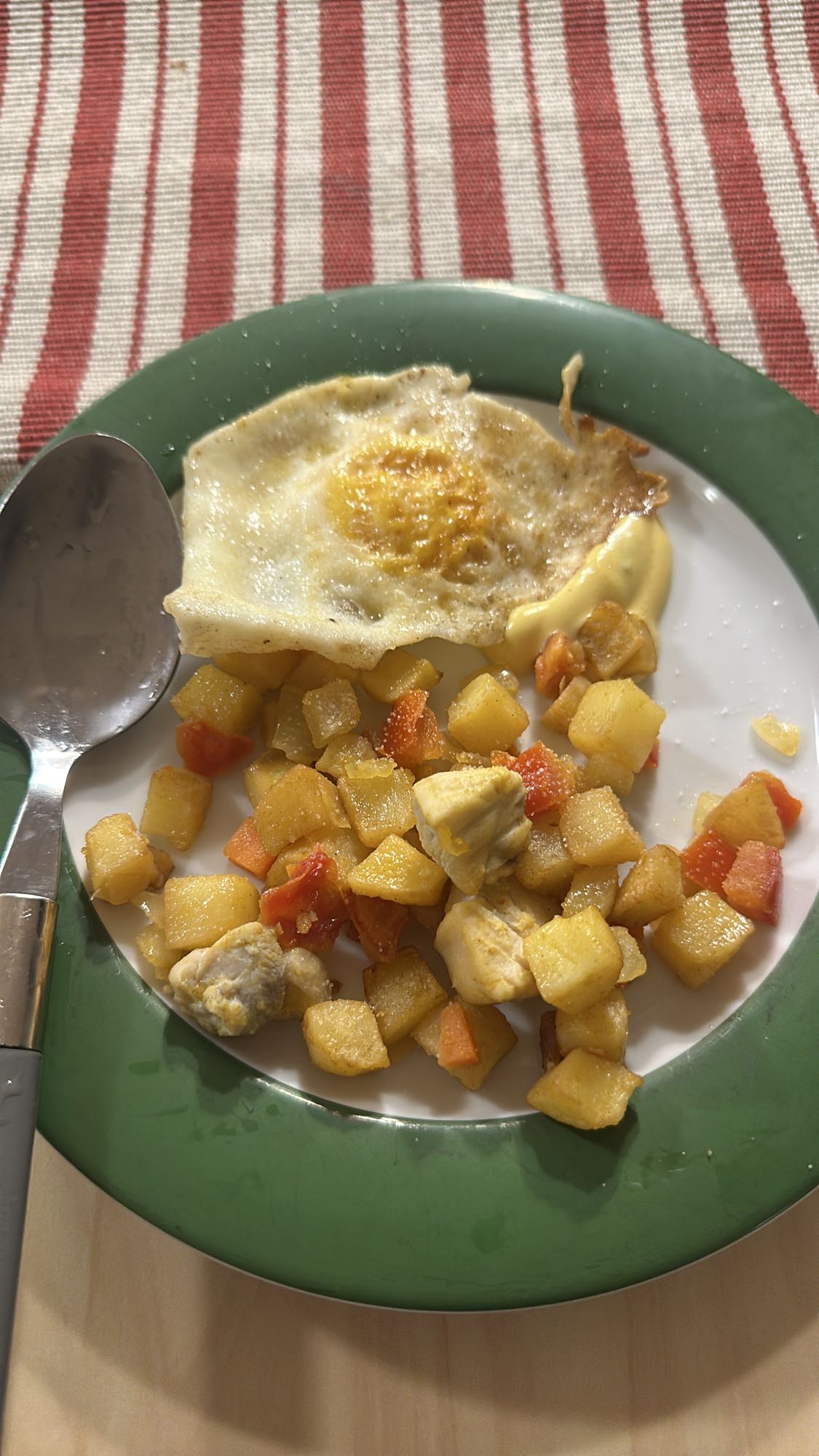 Stekt ägg med kyckling och potatis