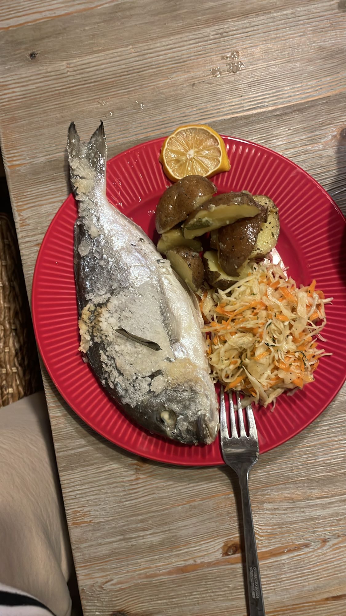 Ryba z ziemniakami i surówką