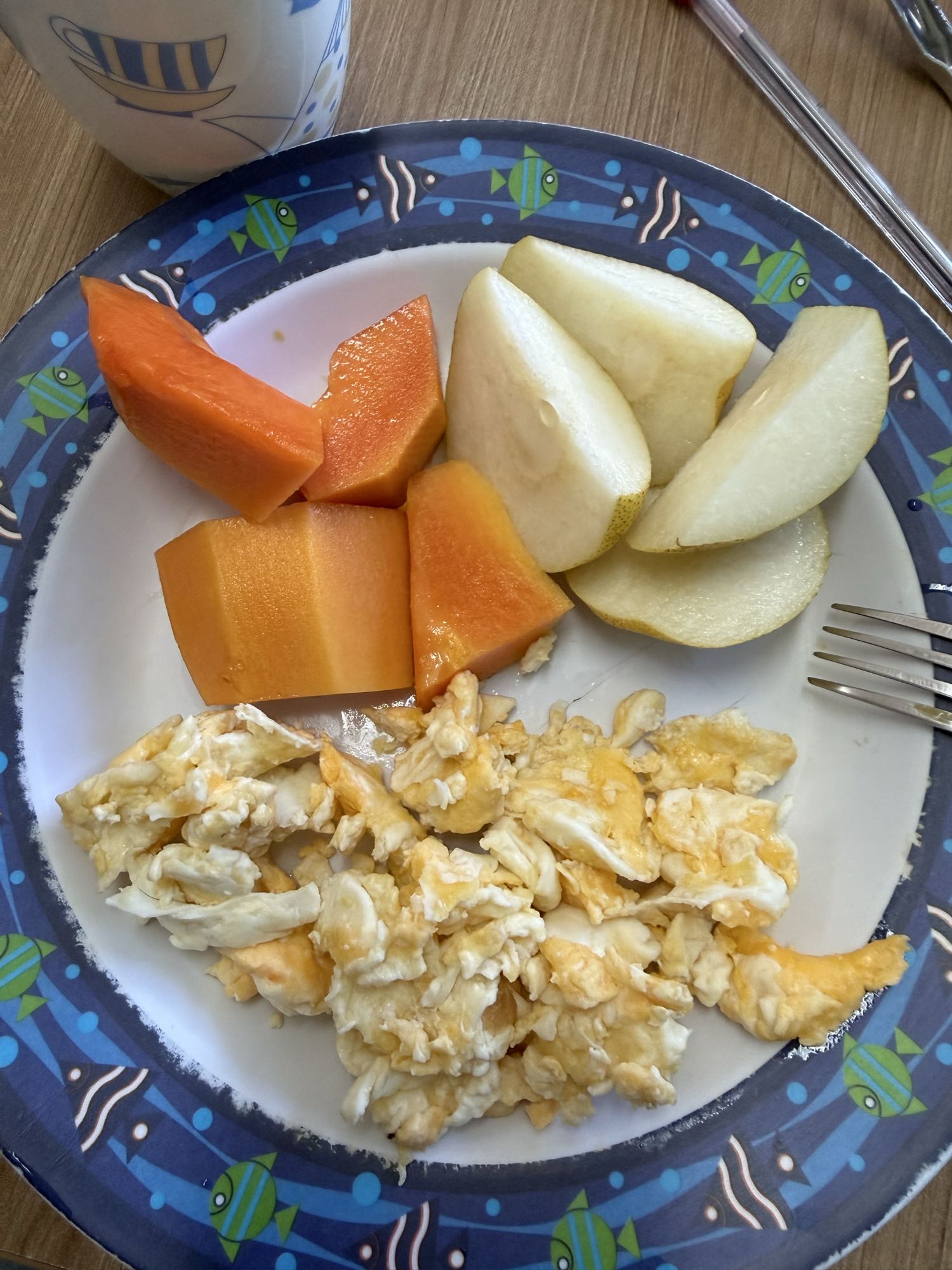 Frutas e ovos mexidos