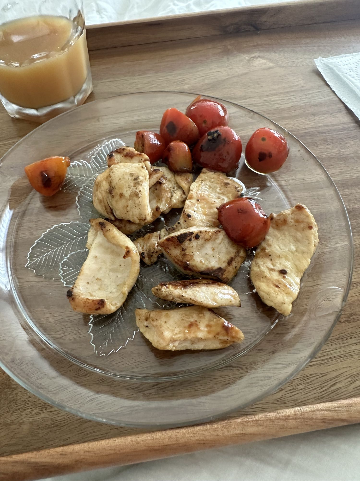 Pollo a la plancha con tomates y jugo de manzana