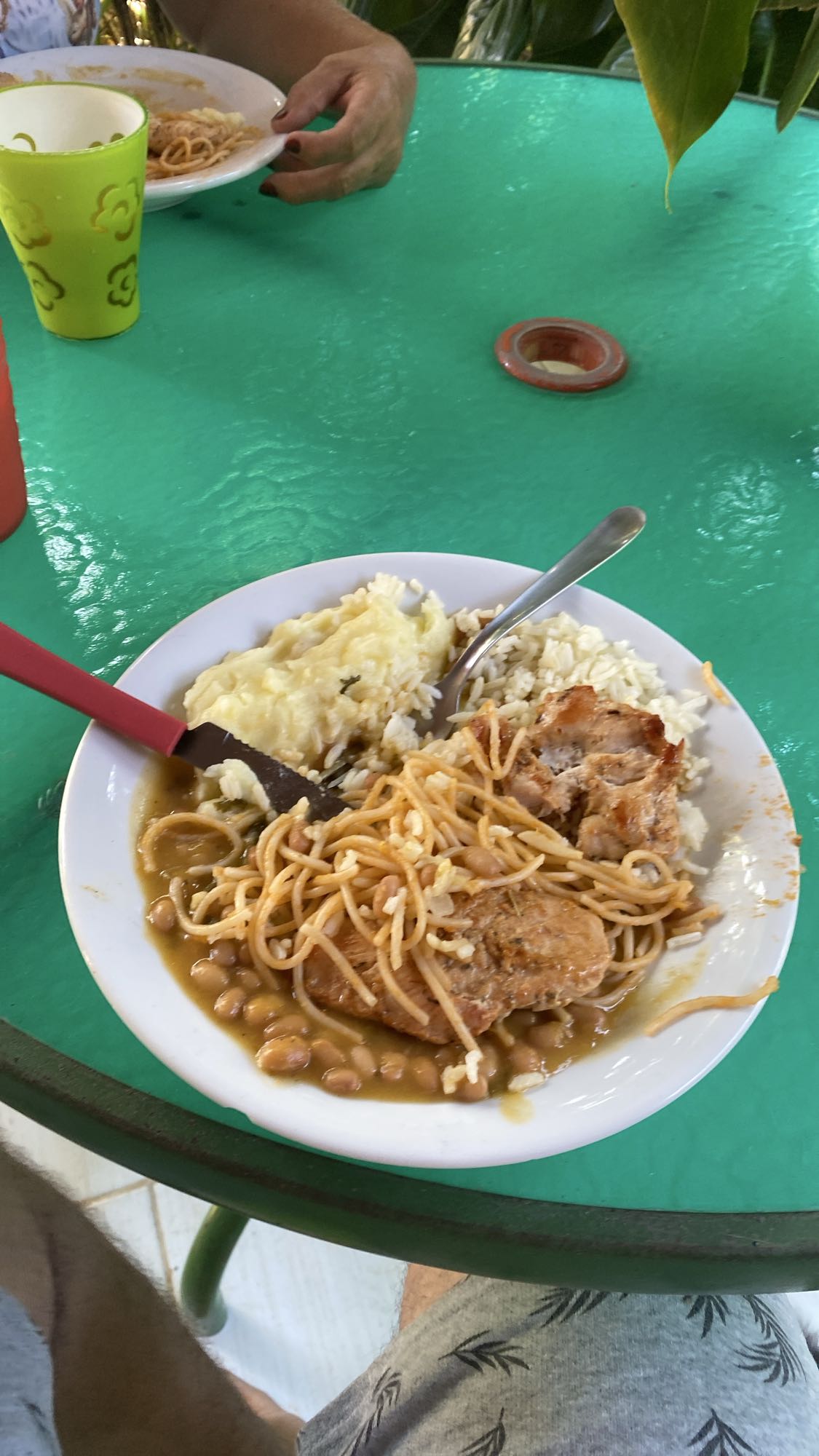 Prato com macarrão e carne