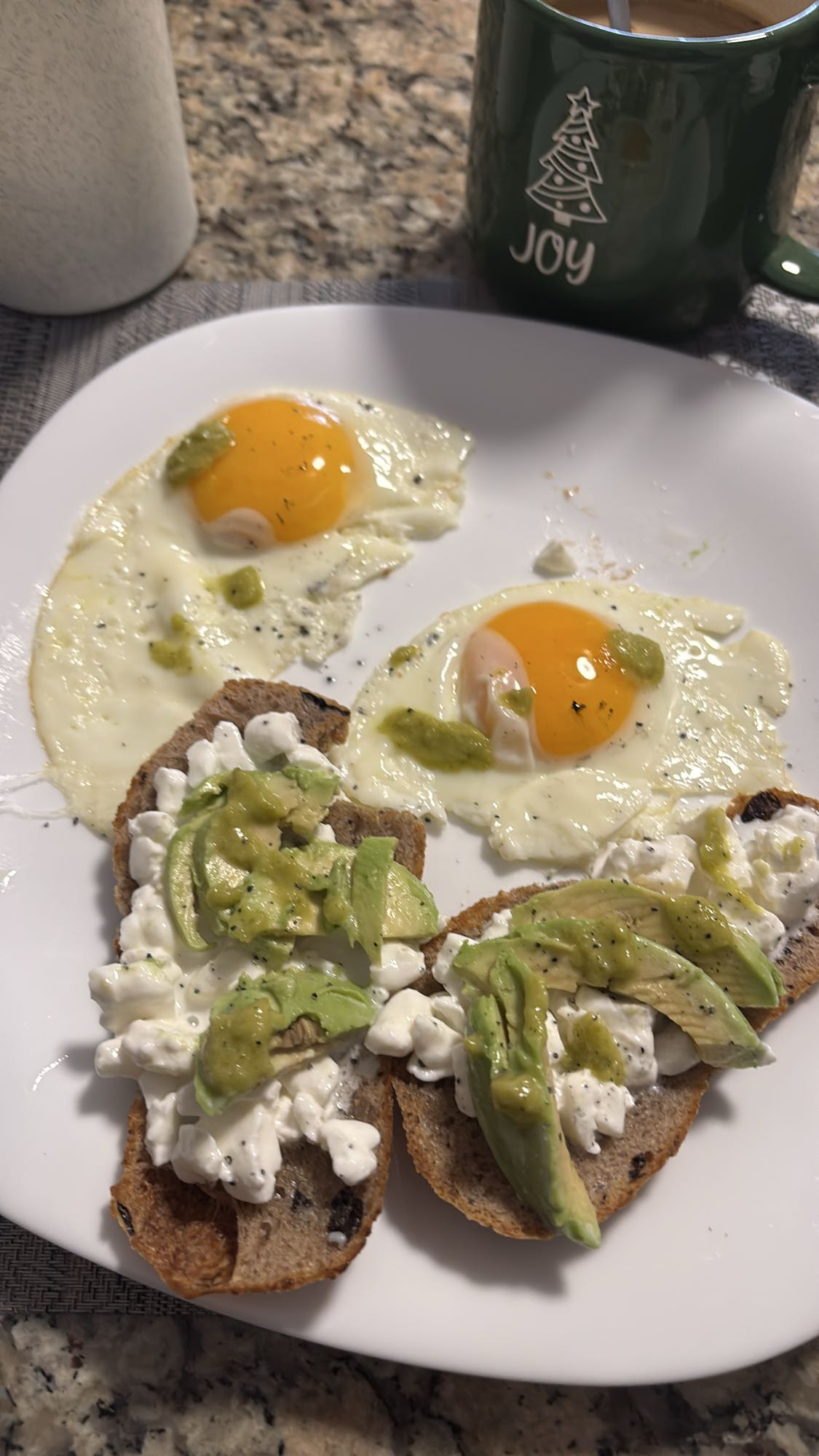 Tostadas con huevo y aguacate