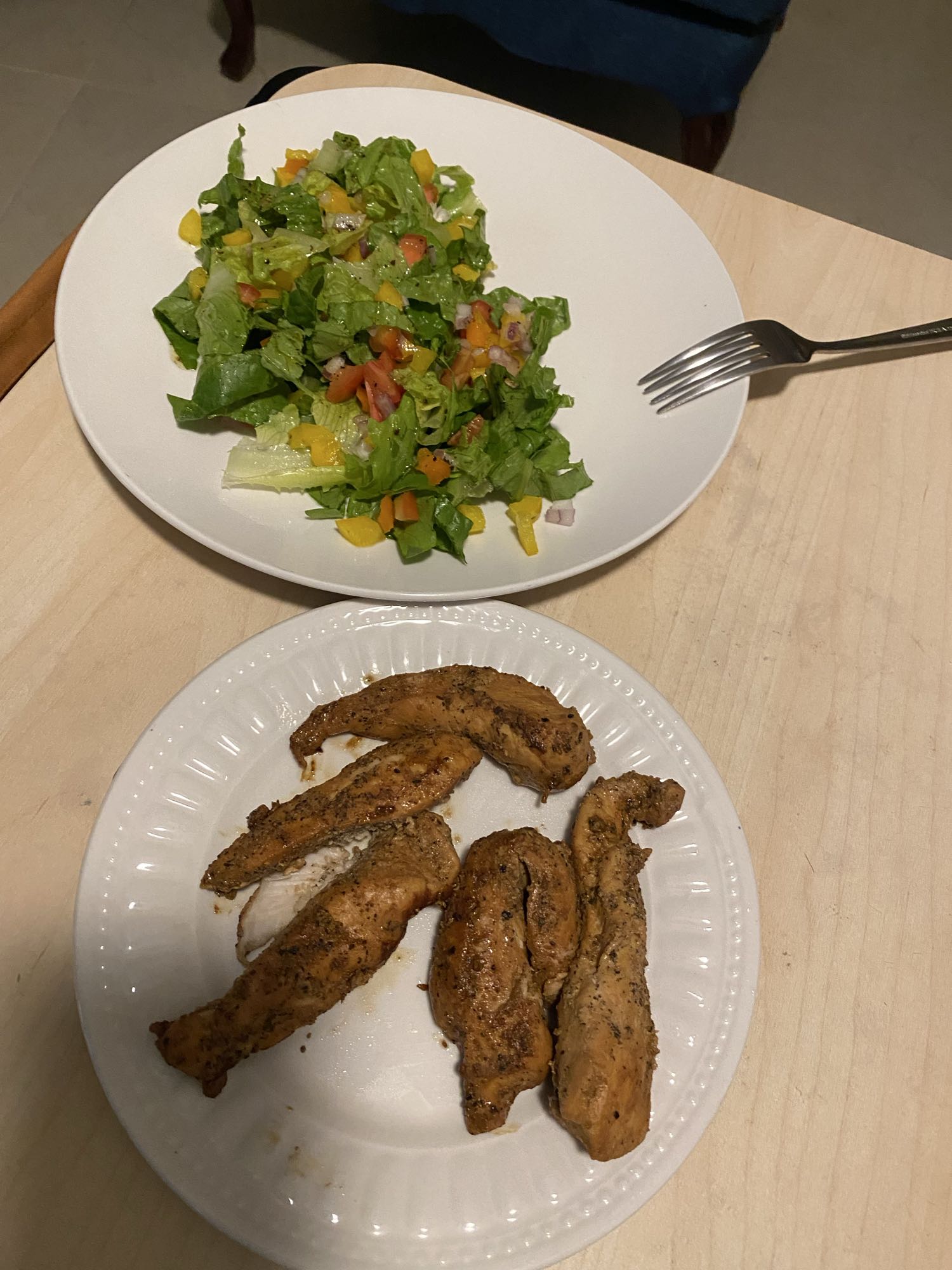 Pollo asado con ensalada