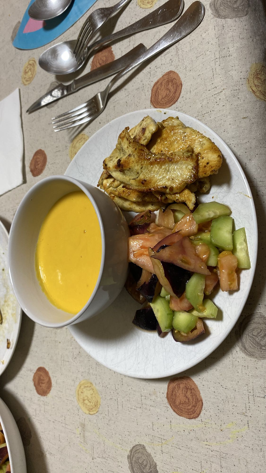 Pollo con sopa y ensalada