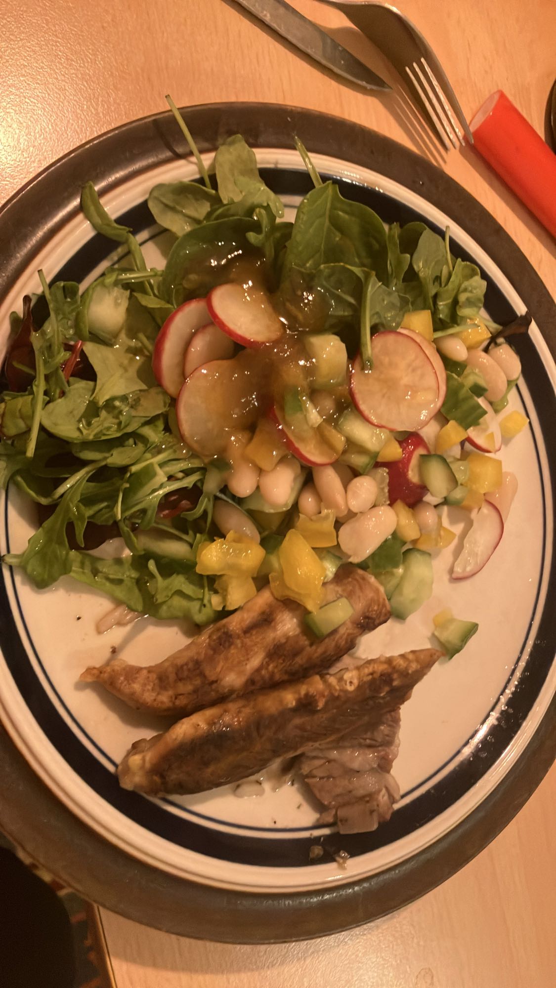 Salada com peixe grelhado