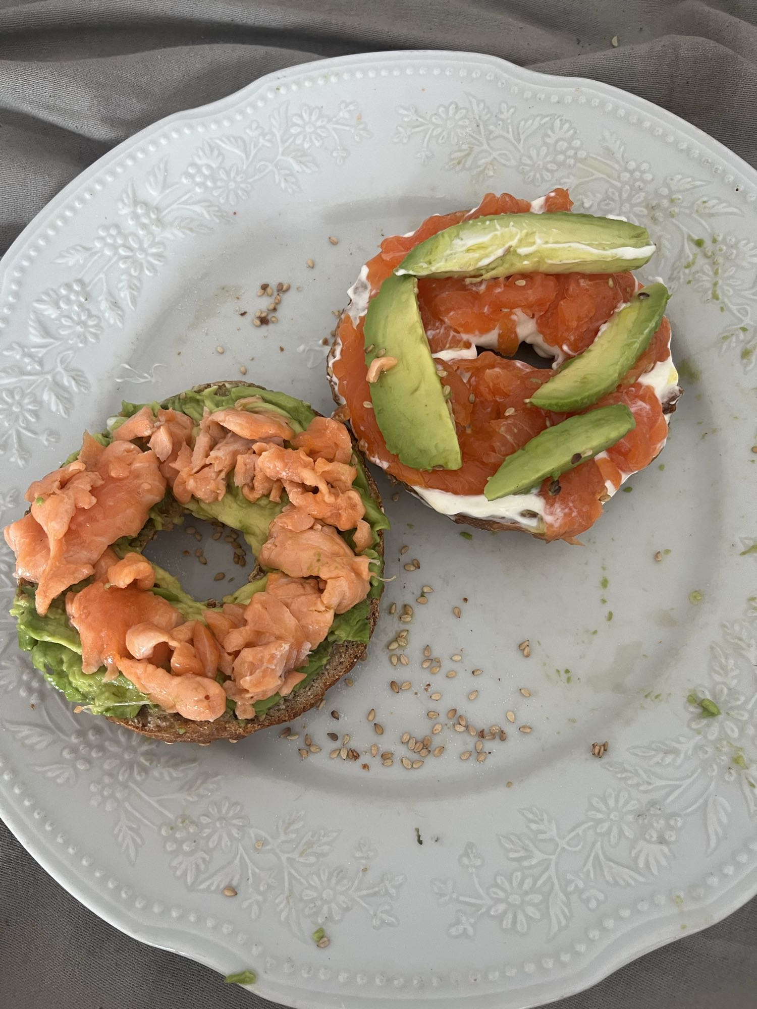 Bagel con salmón y aguacate