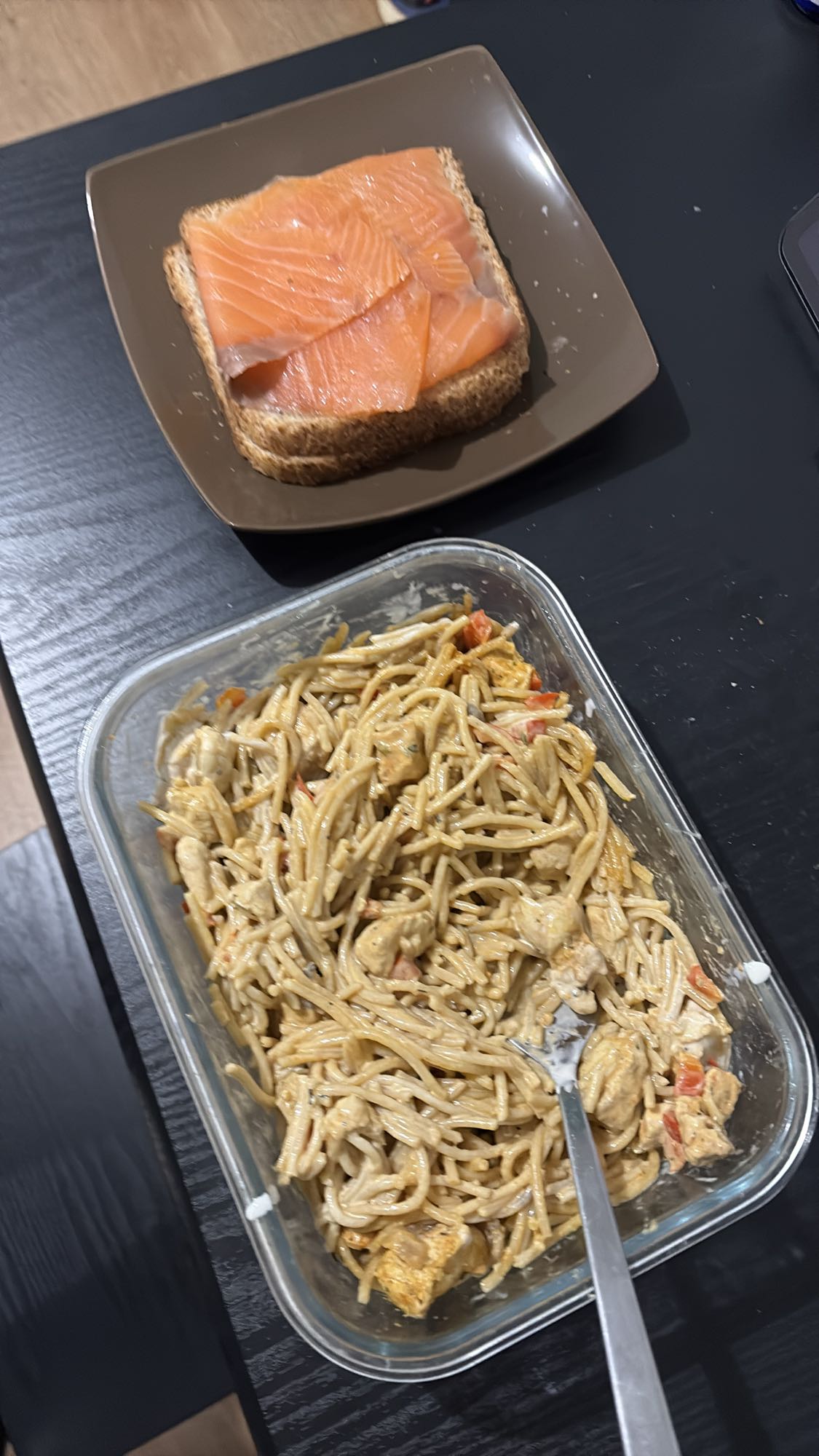 Pâtes au poulet et tartine saumon