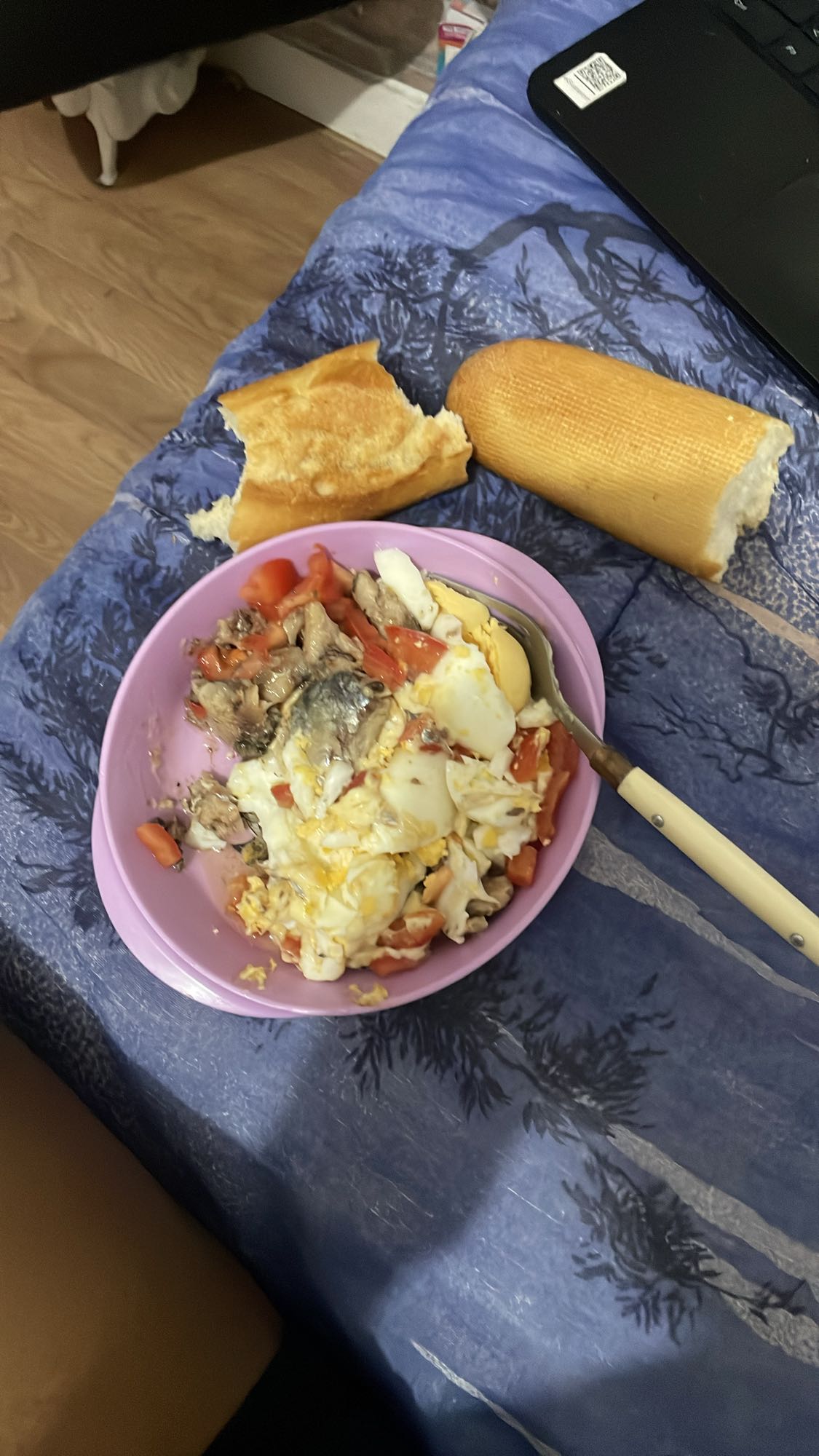 Oeufs, sardines, pain