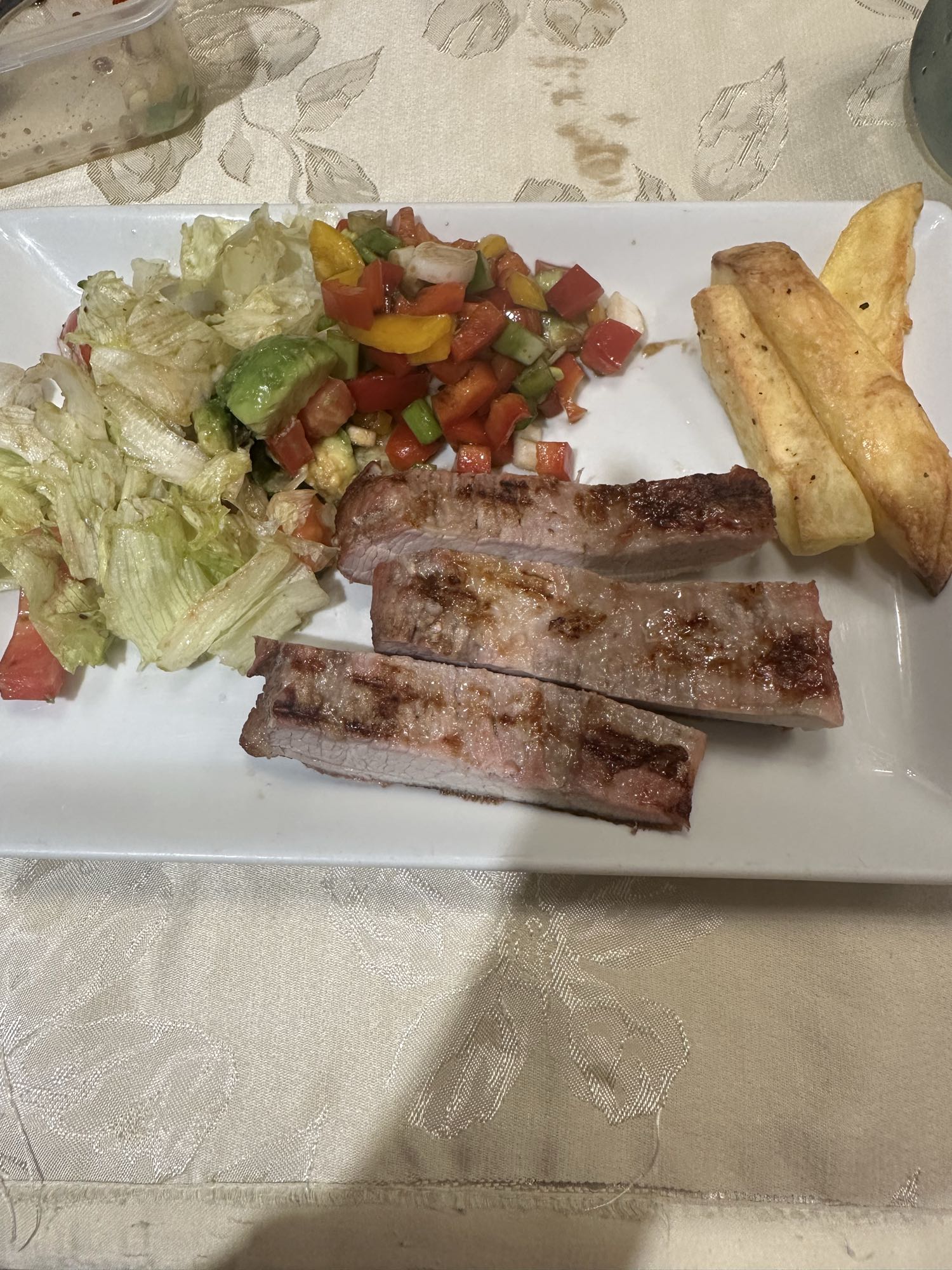 Costillas con ensalada y papa al horno