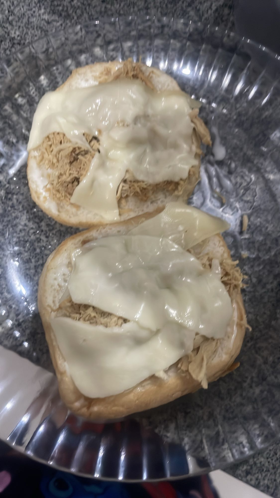 Pão com frango e queijo