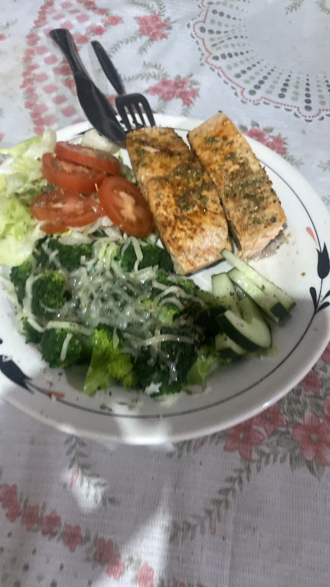 Salmón con ensalada mixta