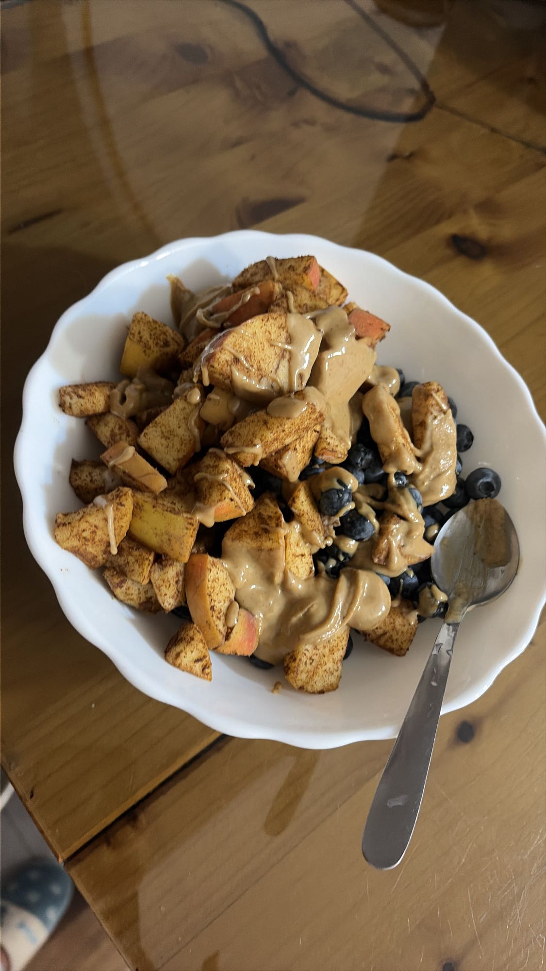 Terci de ovăz cu măr, afine și unt de arahide