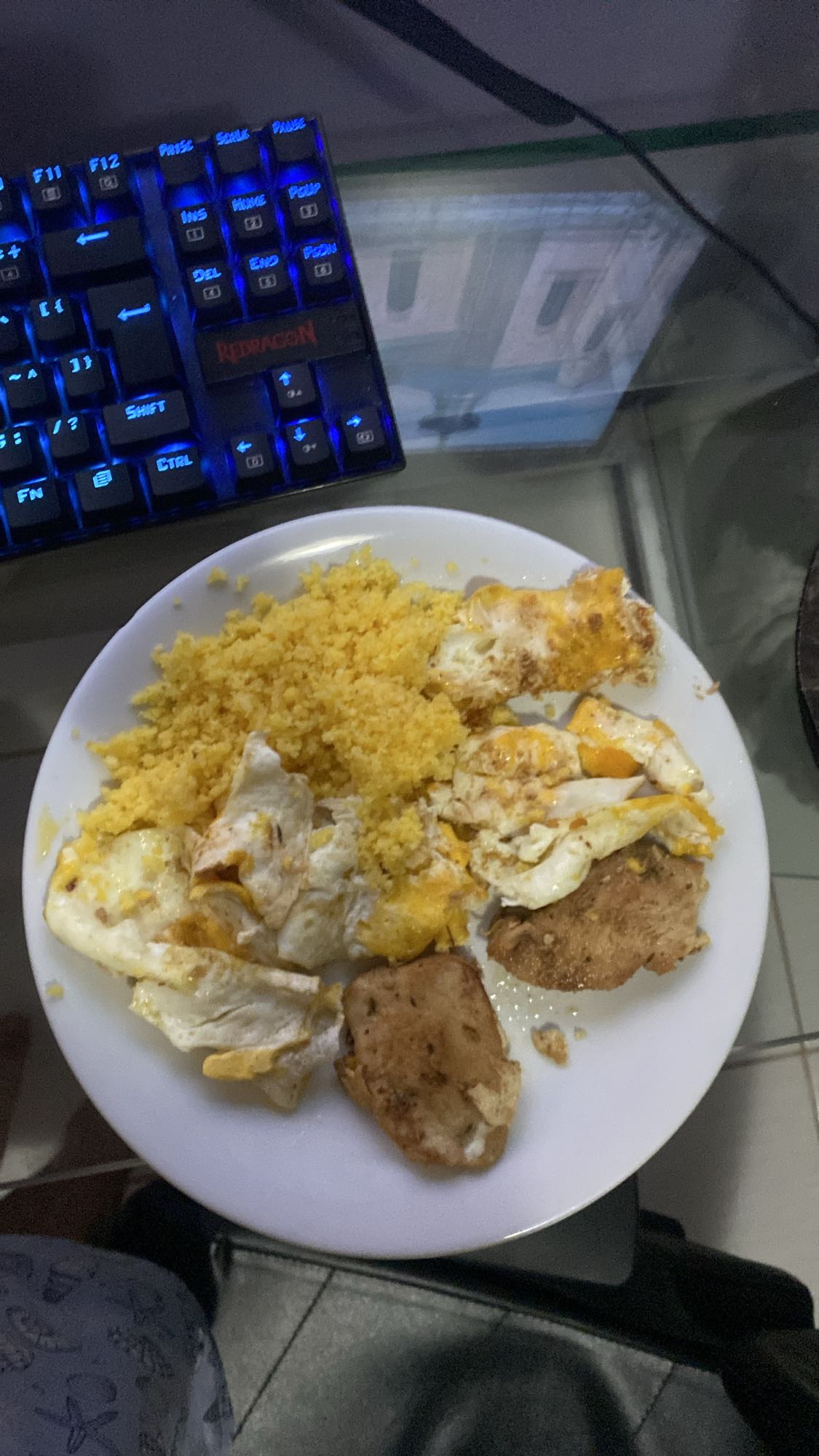 Ovos, frango e cuscuz