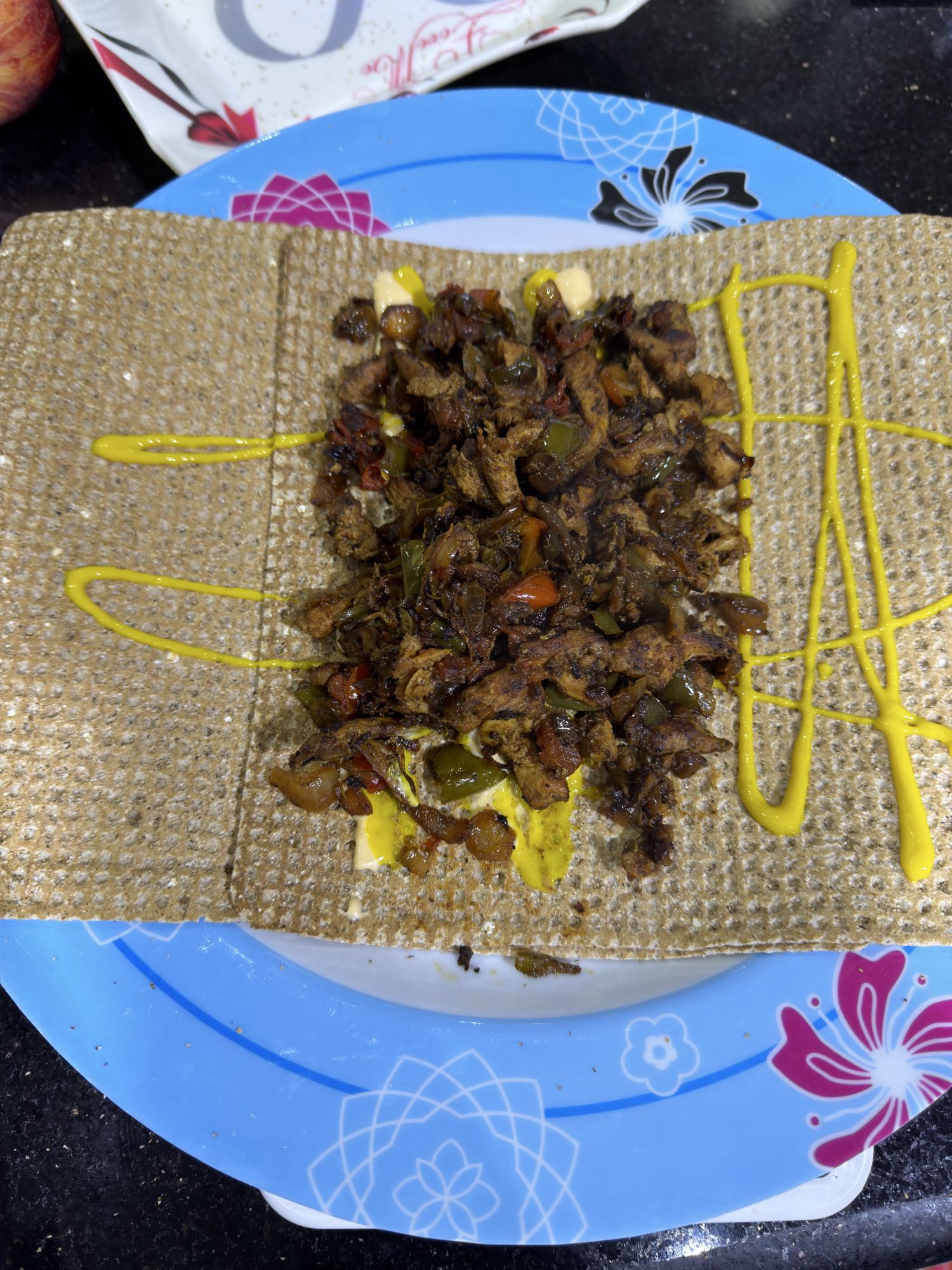 ساندويتش لحم على خبز مقرمش