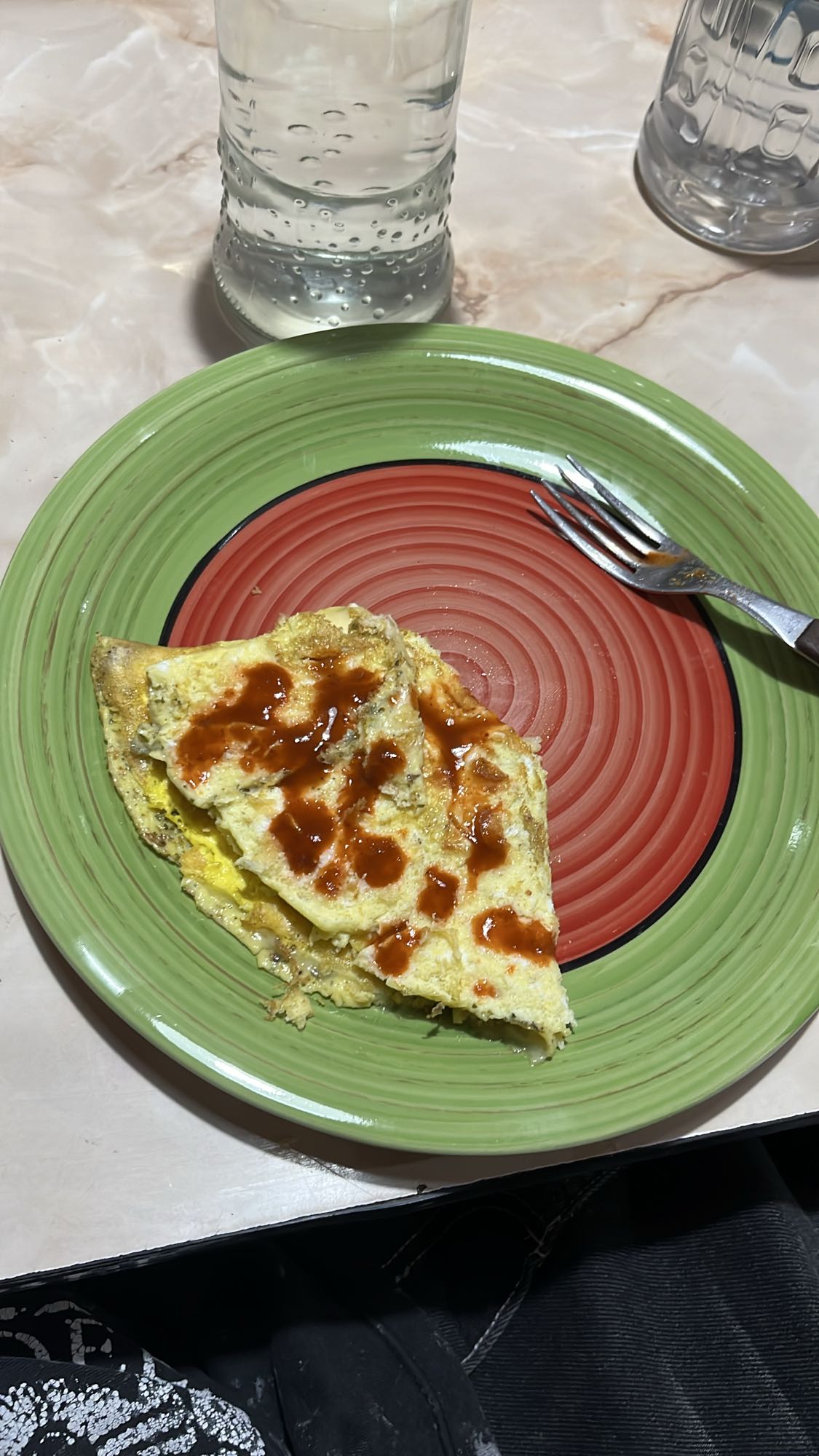 omelet de tres huevos con salsa picante y queso