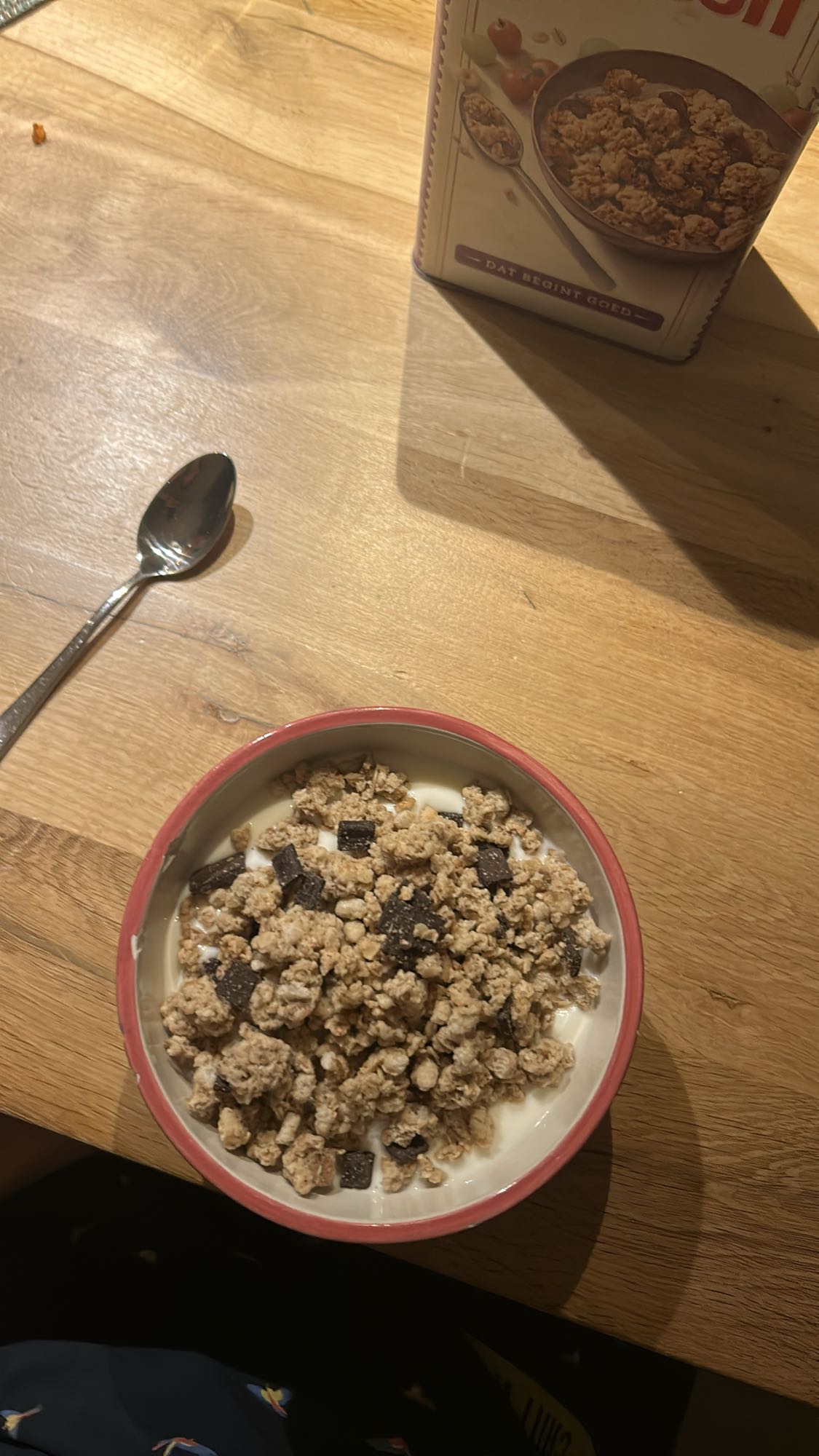 Yoghurt met muesli en chocolade