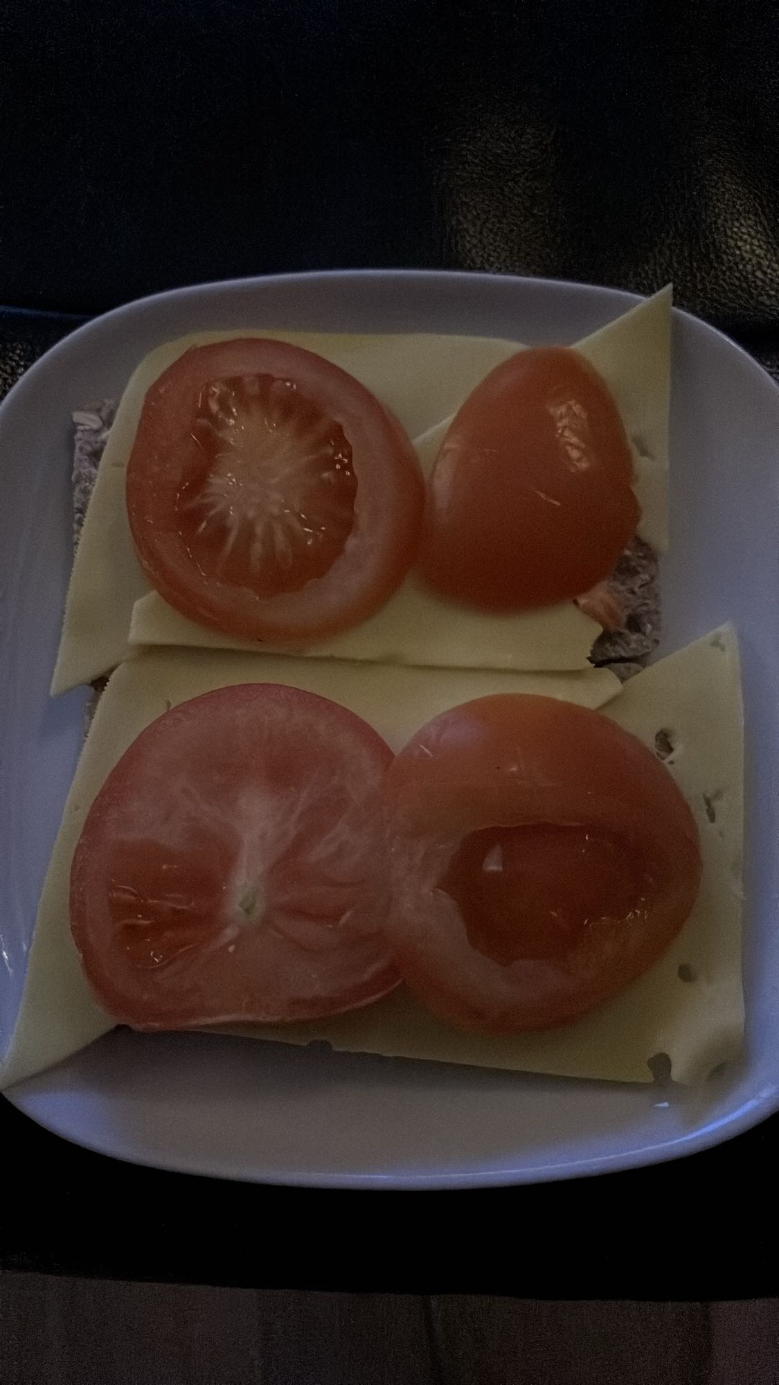 Knekkebrød med ost, tomat og kaviar