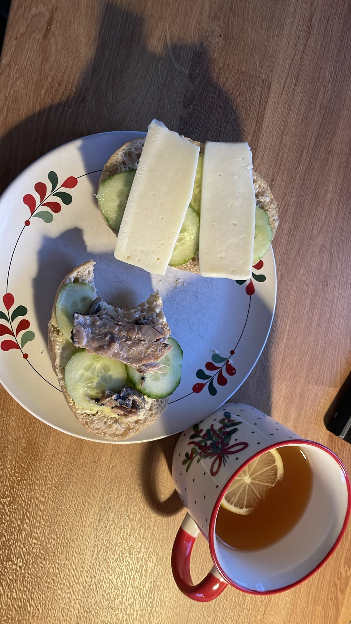 kanapki z ogórkiem, serem i rybą