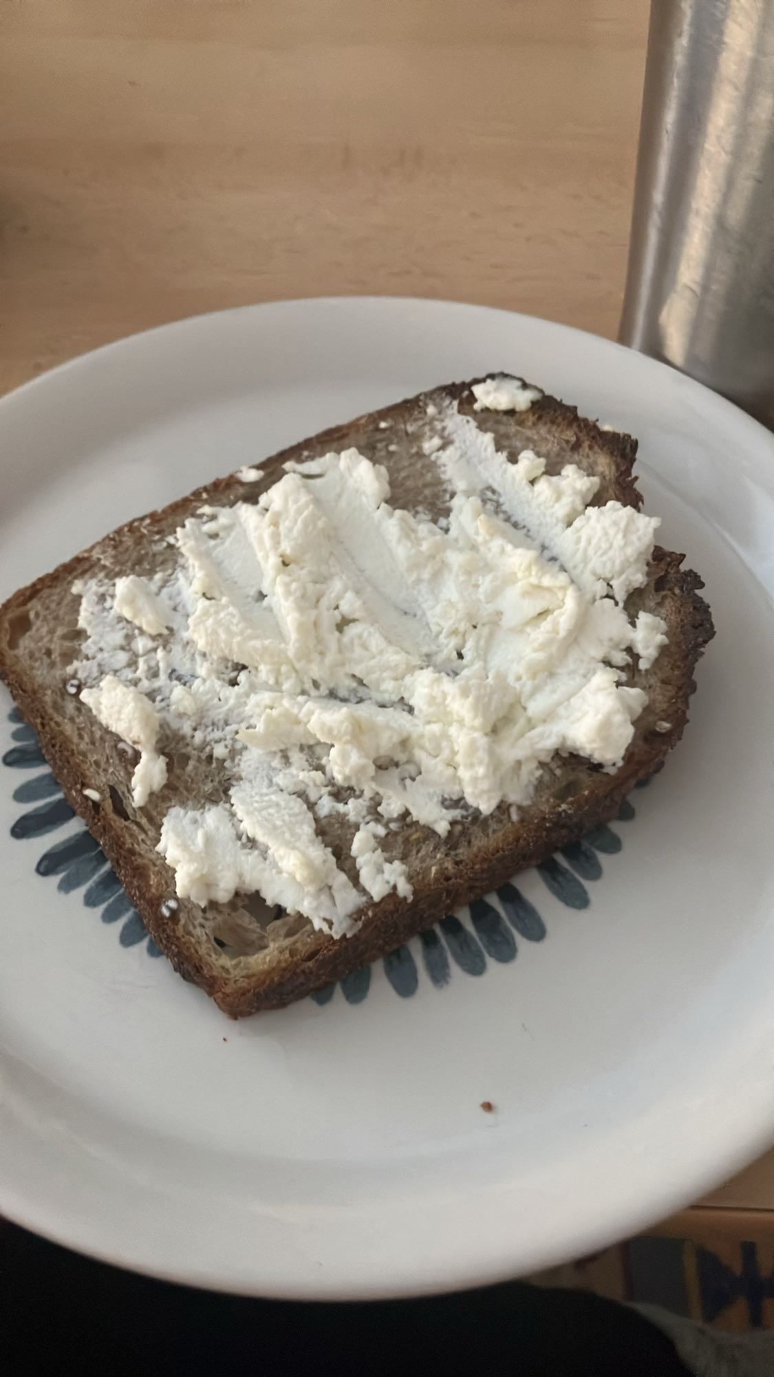 Pão integral com ricota e whey de morango