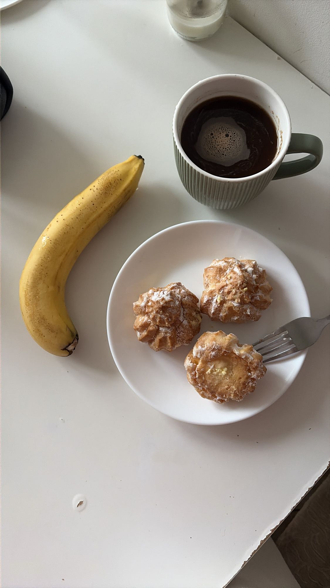 Пирожные с бананом и кофе