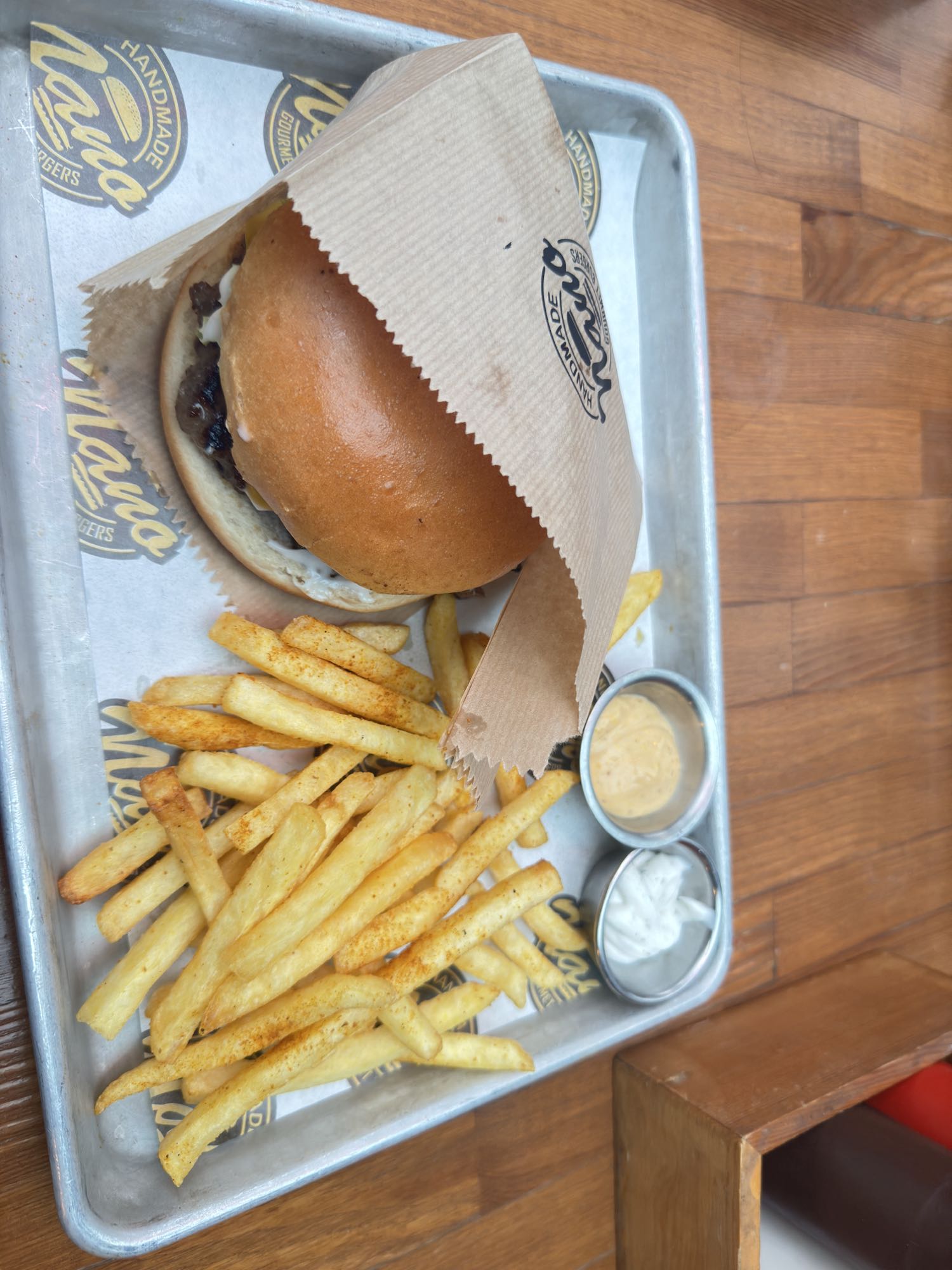 Burger ve patates tabağı