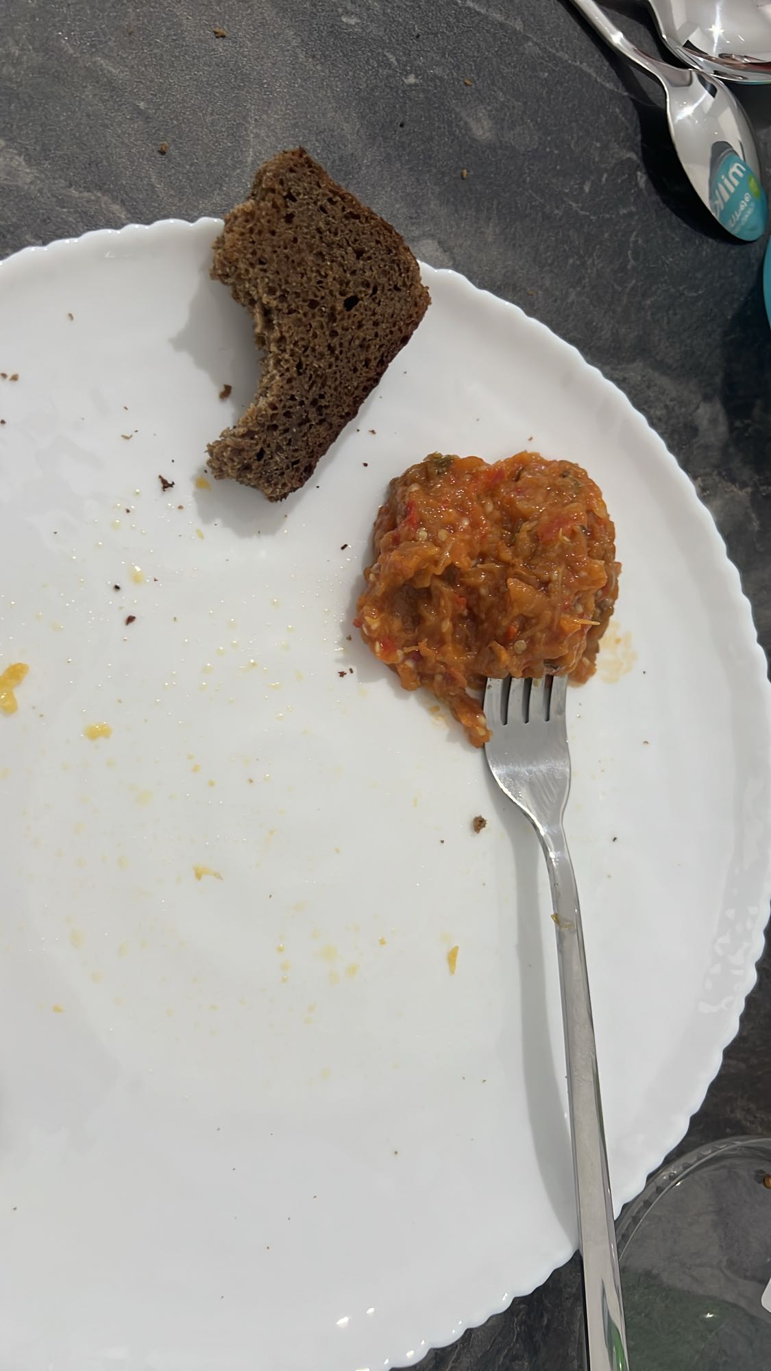 սև հաց և բանջարեղենային խավիար