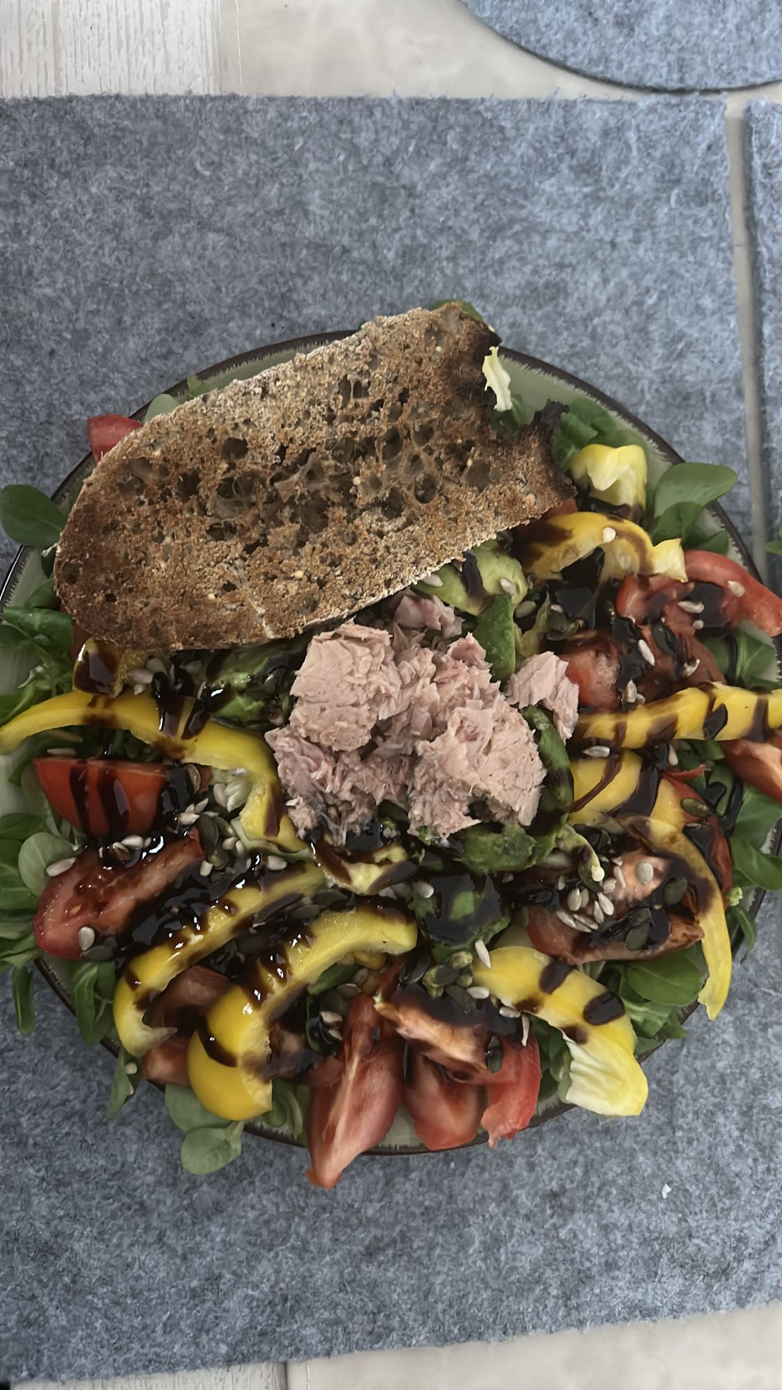 Ensalada con atún y pan