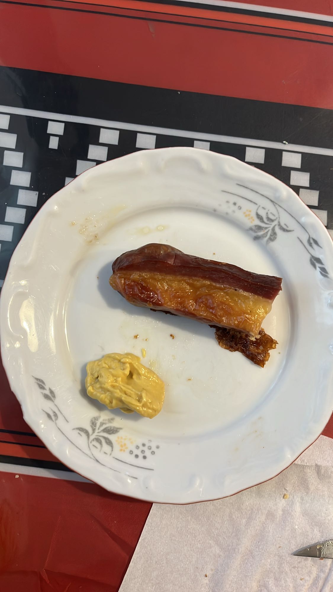 Печена наденица с горчица