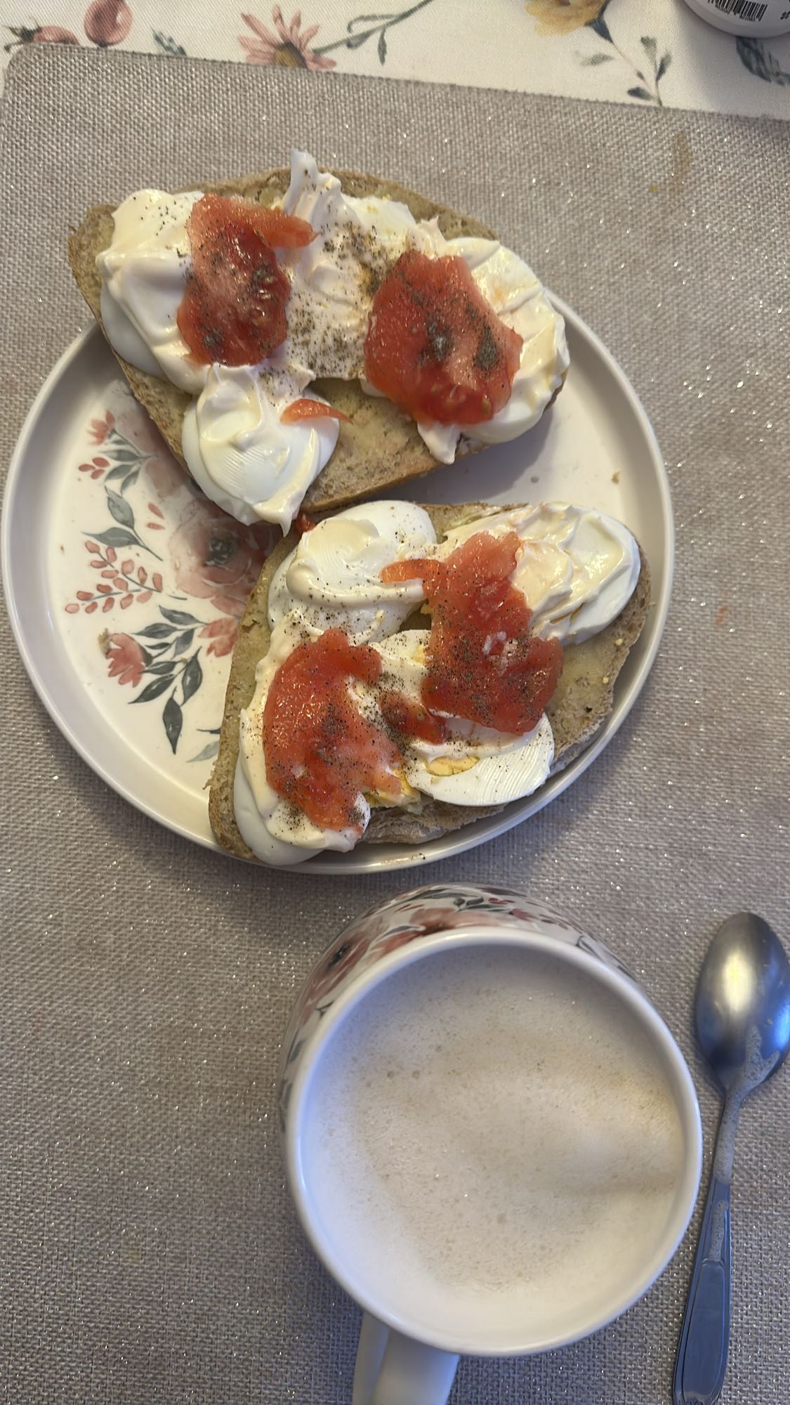 Kanapki z serkiem i pomidorem