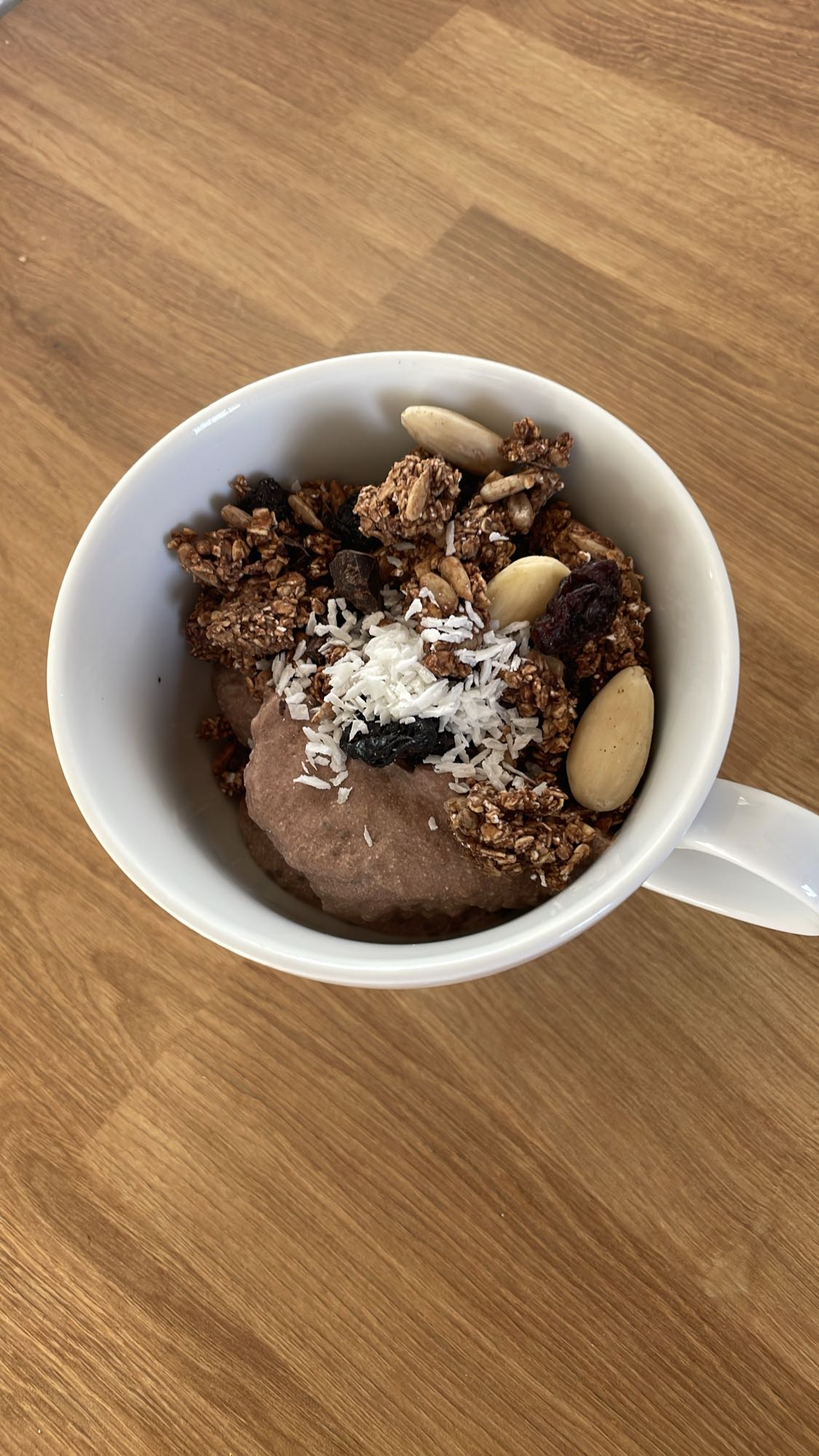 czekoladowy jogurt z granolą