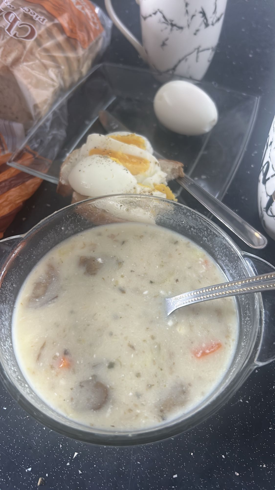 Jajka, chleb, żurek