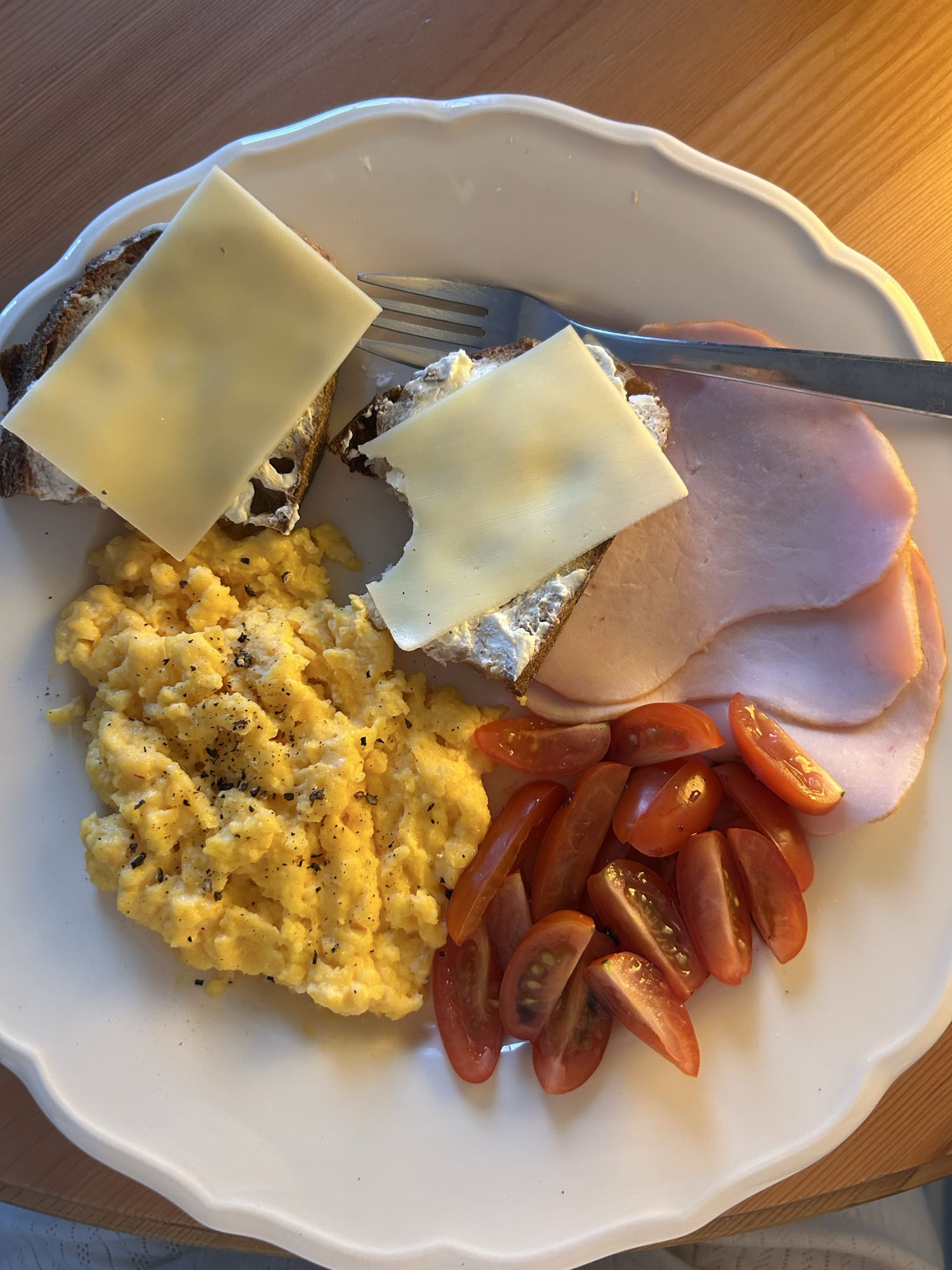 Śniadanie z jajkami i szynką