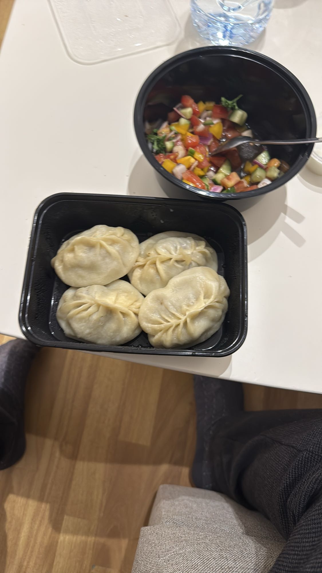 манты с овощным салатом