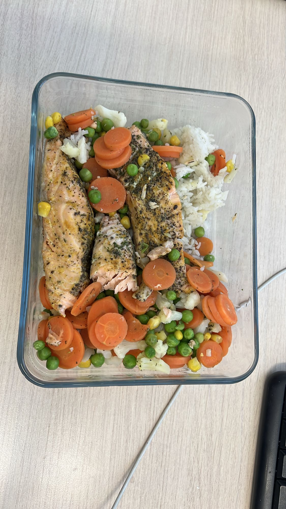 Łosoś z warzywami i ryżem