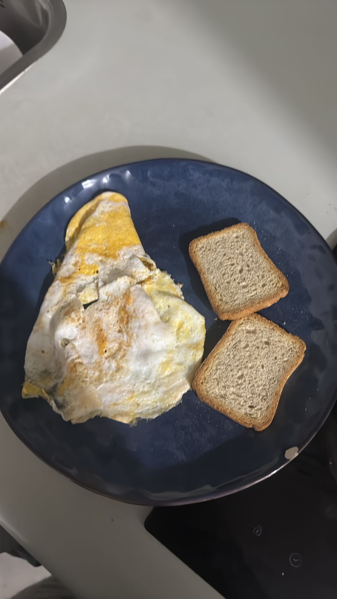 Omelette et pain grillé